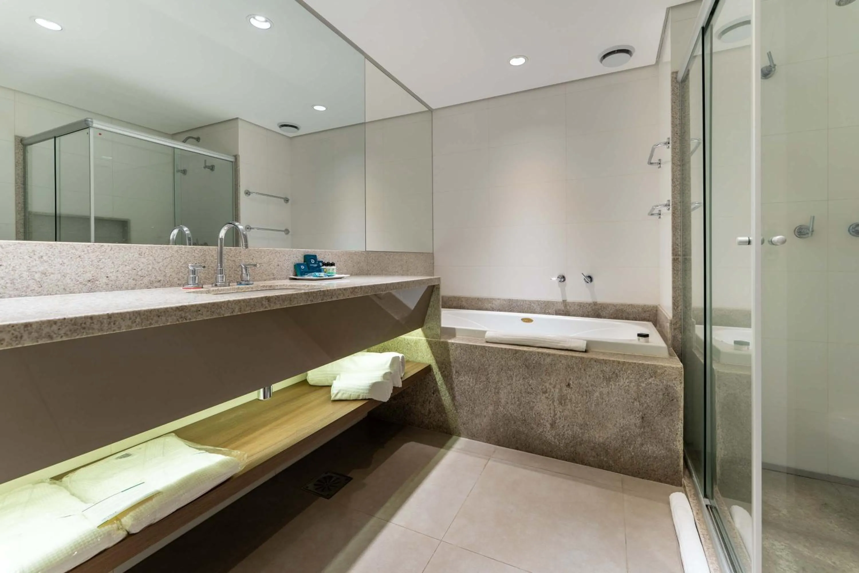 Bathroom in Deville Prime Campo Grande