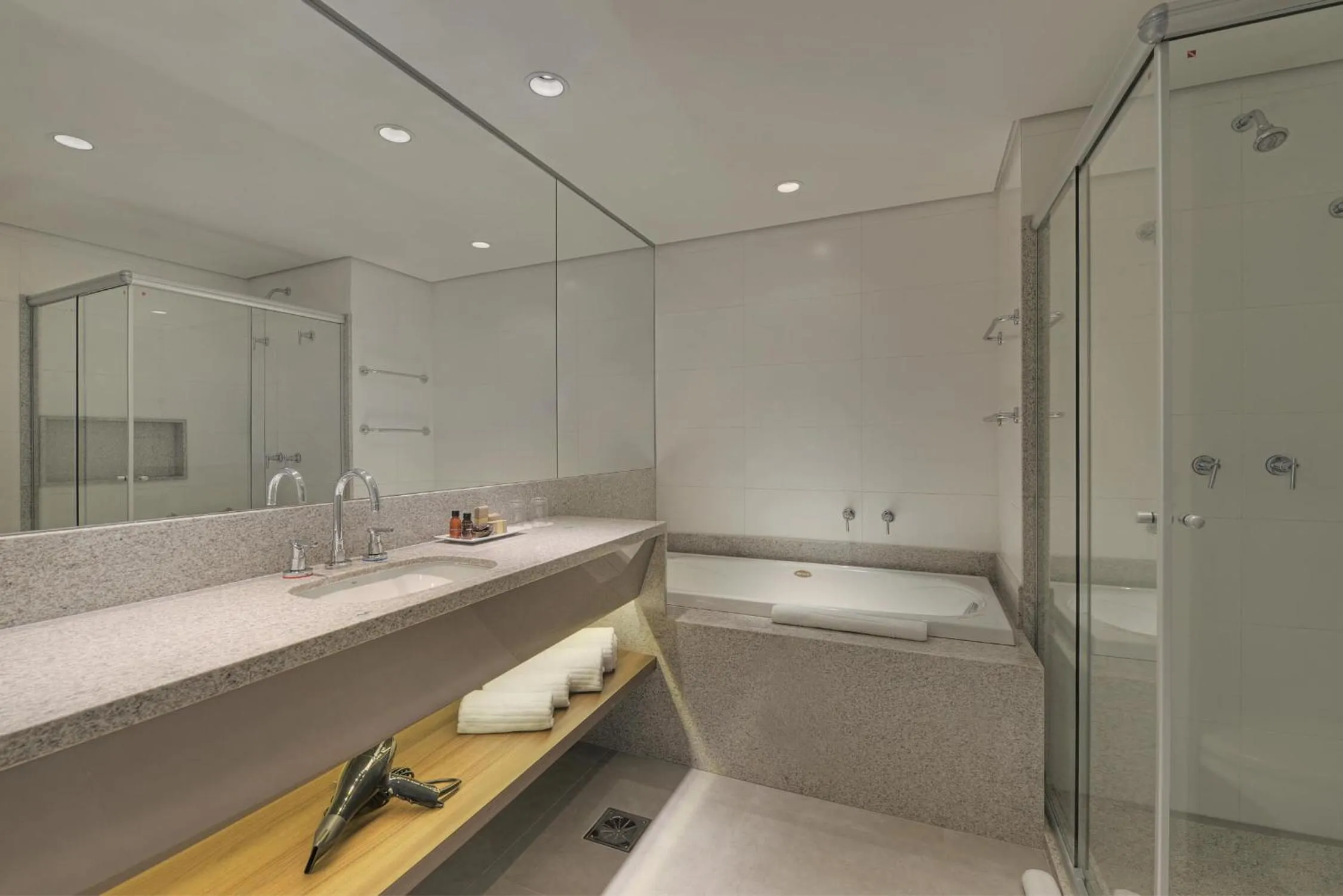 Shower in Deville Prime Campo Grande