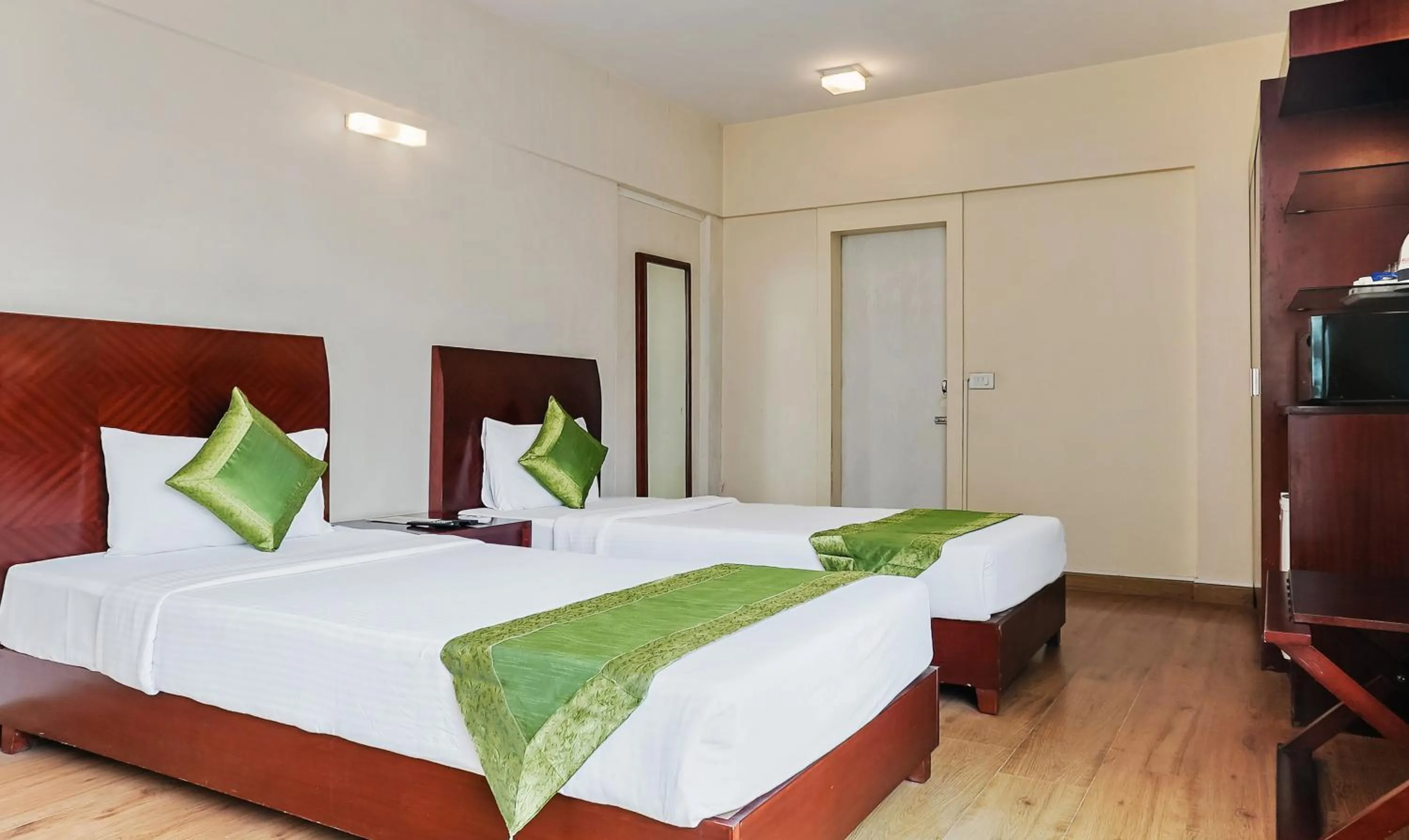 Bedroom, Bed in Treebo Brooks Manor