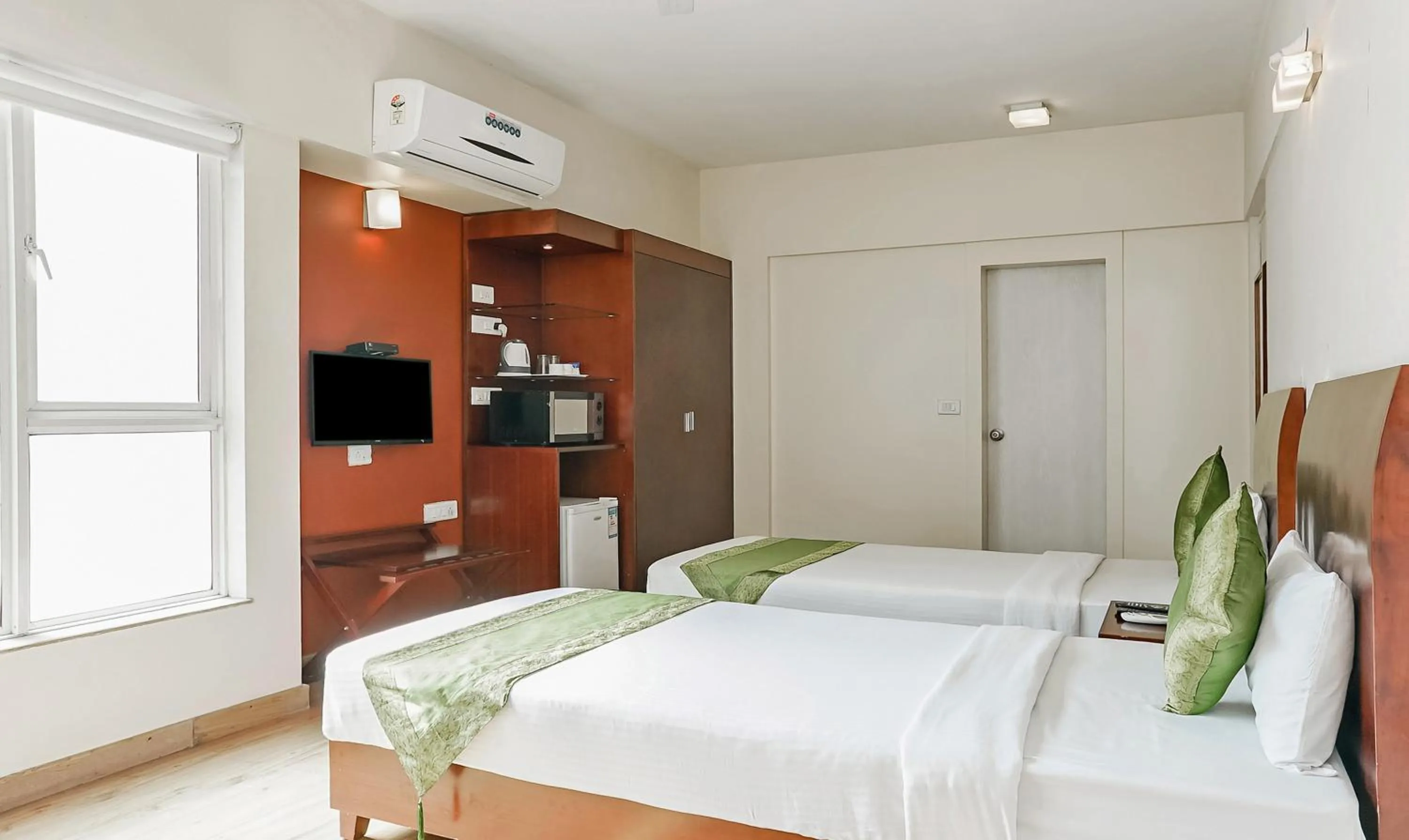 Bedroom, Bed in Treebo Brooks Manor