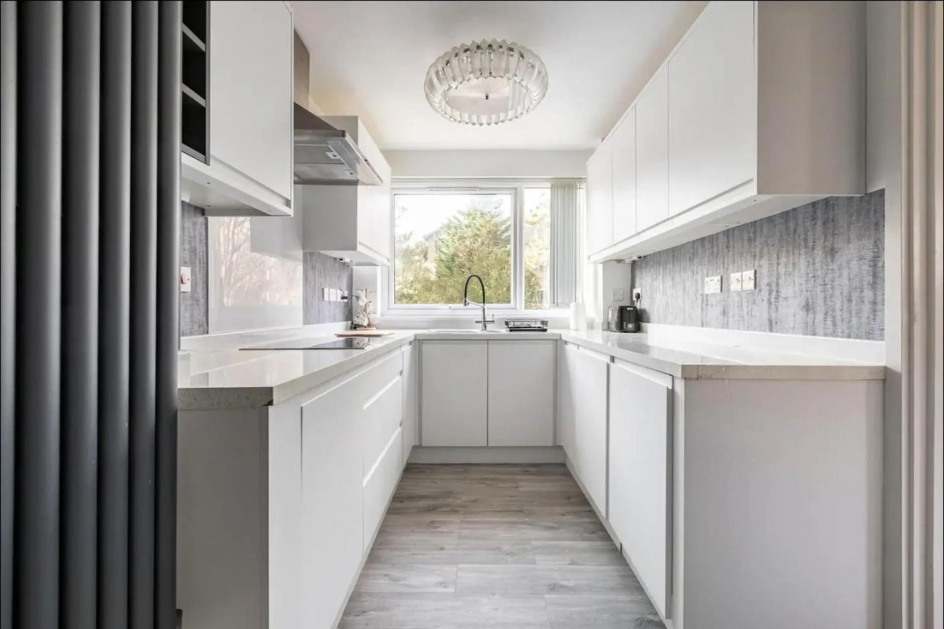 Spacious 1 bed apartment with parking & balcony!