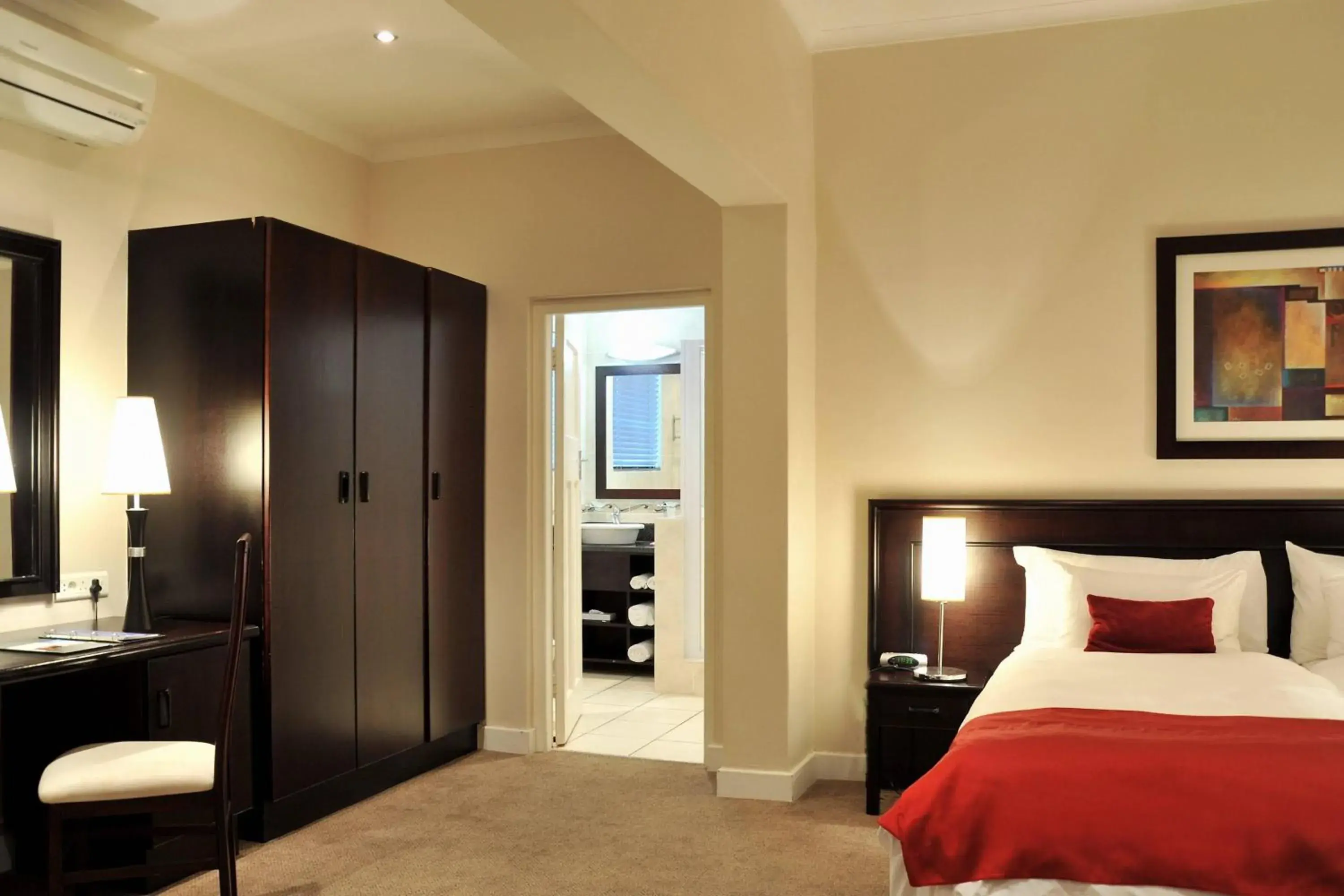 Bathroom, Bed in Cumberland Hotel Worcester Bathroom, Bed in Cumberland Hotel Worcester