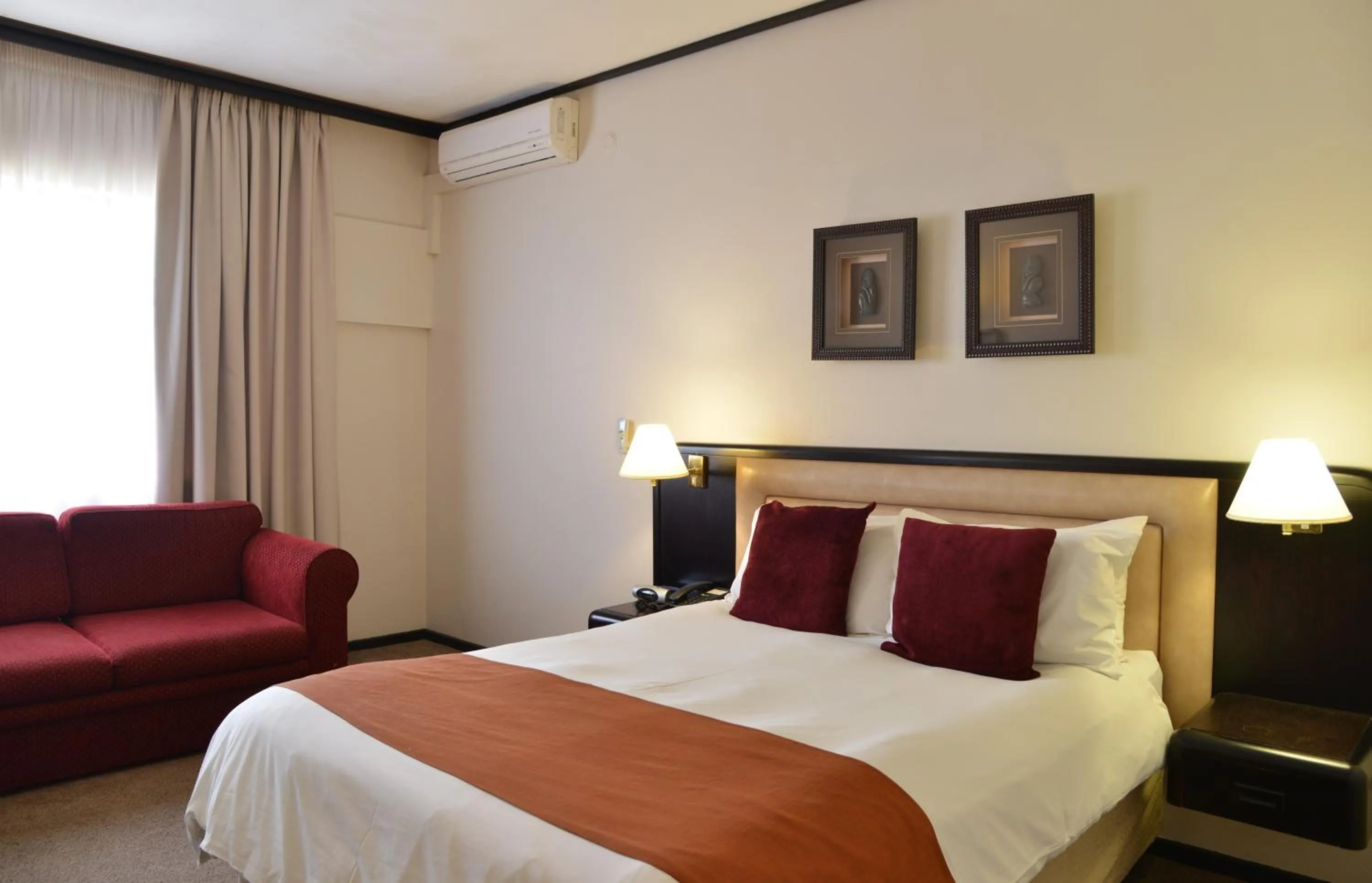 Bed in Cumberland Hotel Worcester