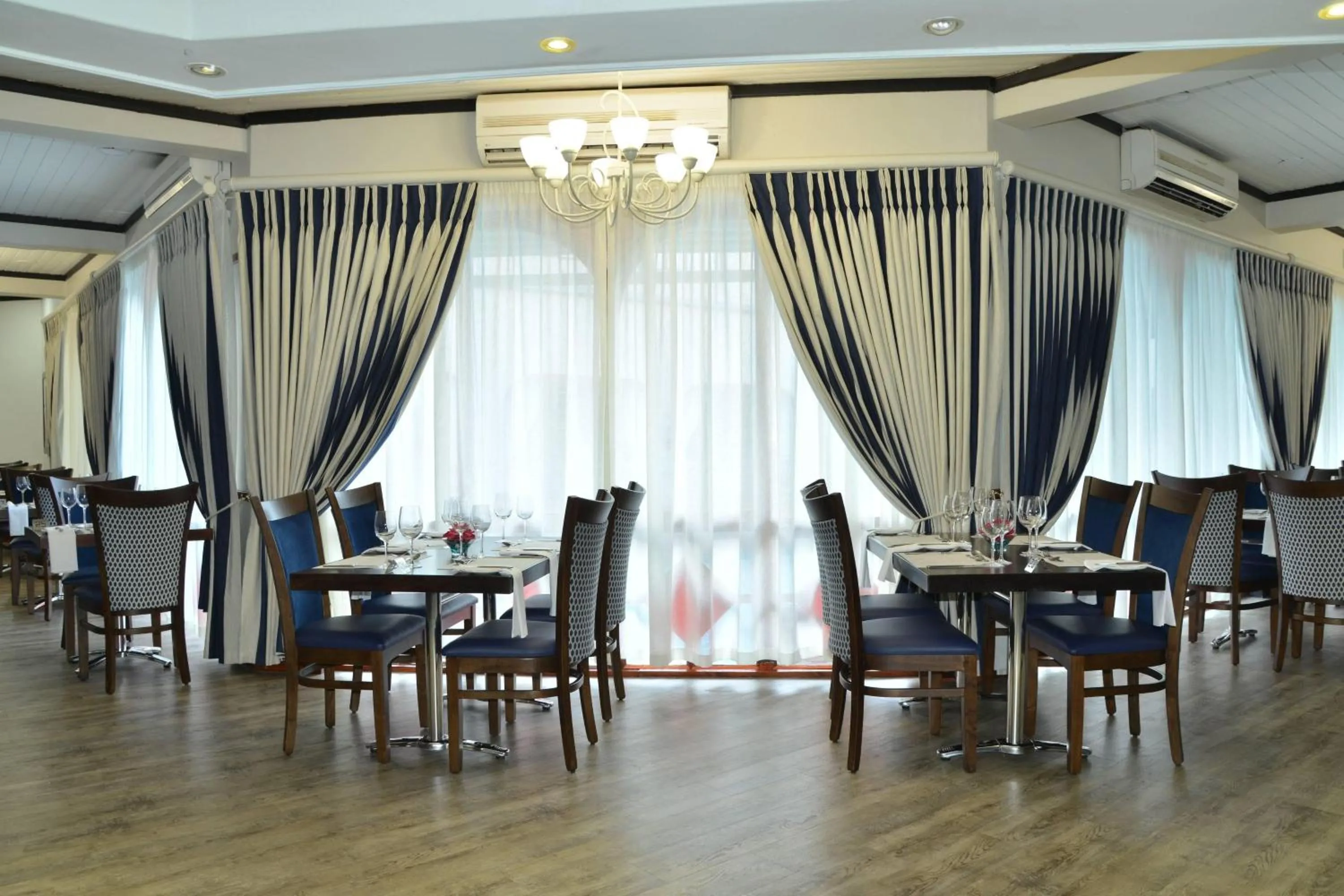 Restaurant/places to eat in Cumberland Hotel Worcester