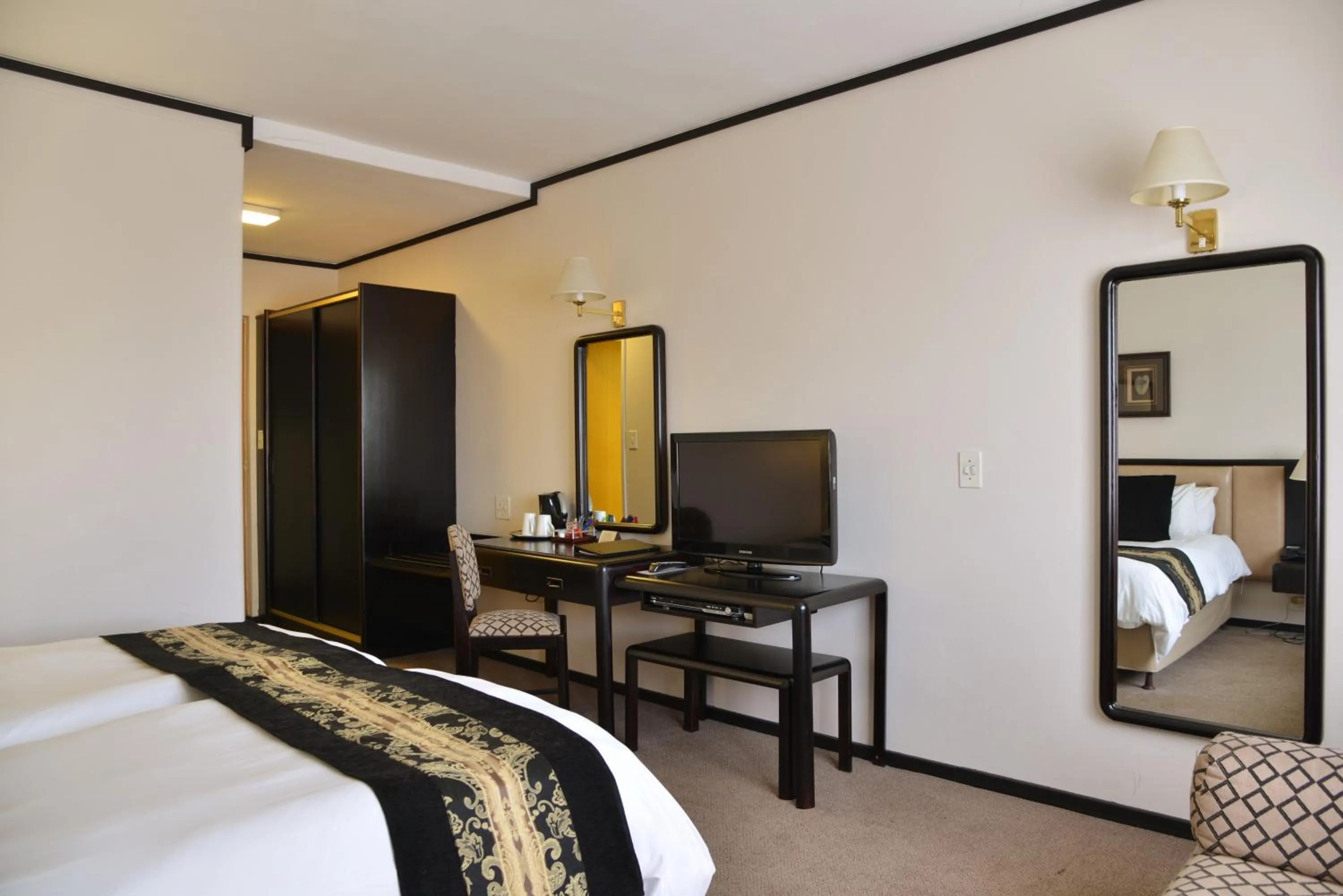 Bedroom, Bed in Cumberland Hotel Worcester