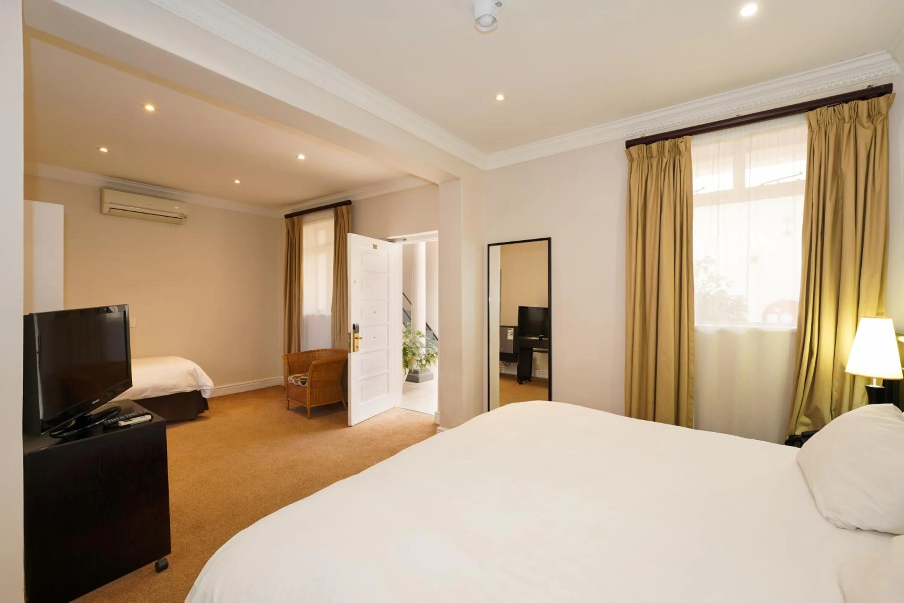 Bed in Cumberland Hotel Worcester