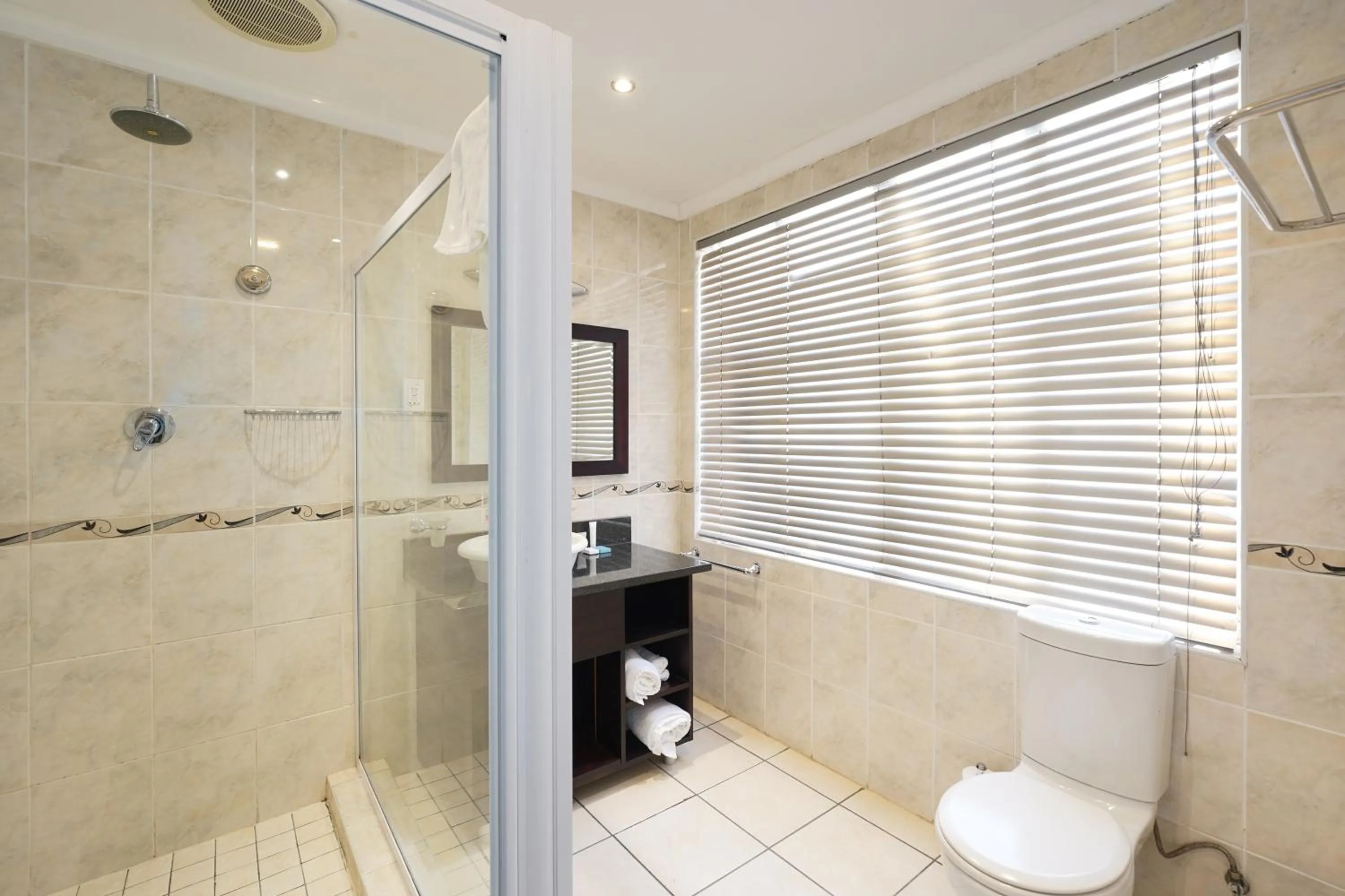 Shower in Cumberland Hotel Worcester