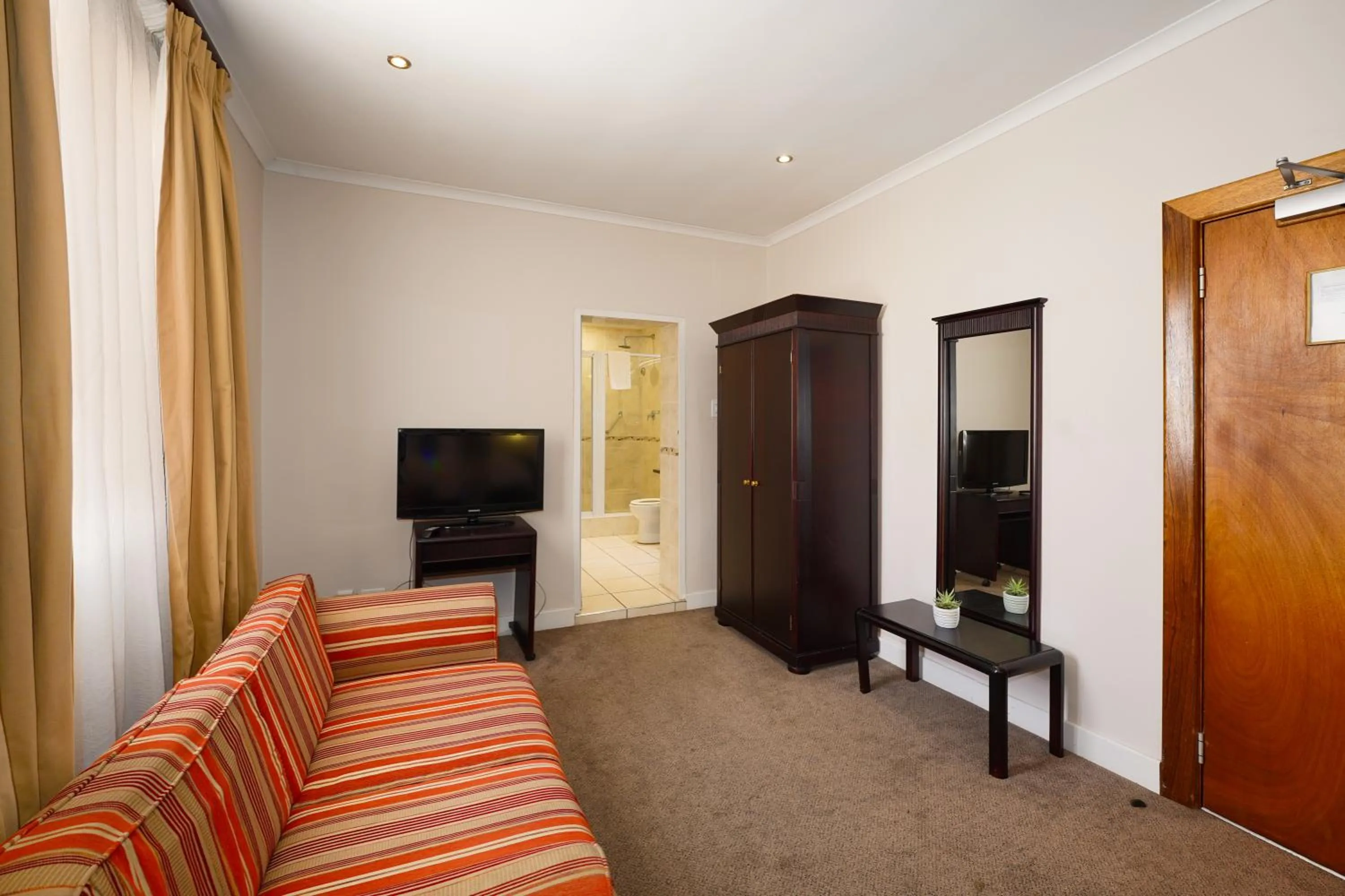 Seating area, Bed in Cumberland Hotel Worcester