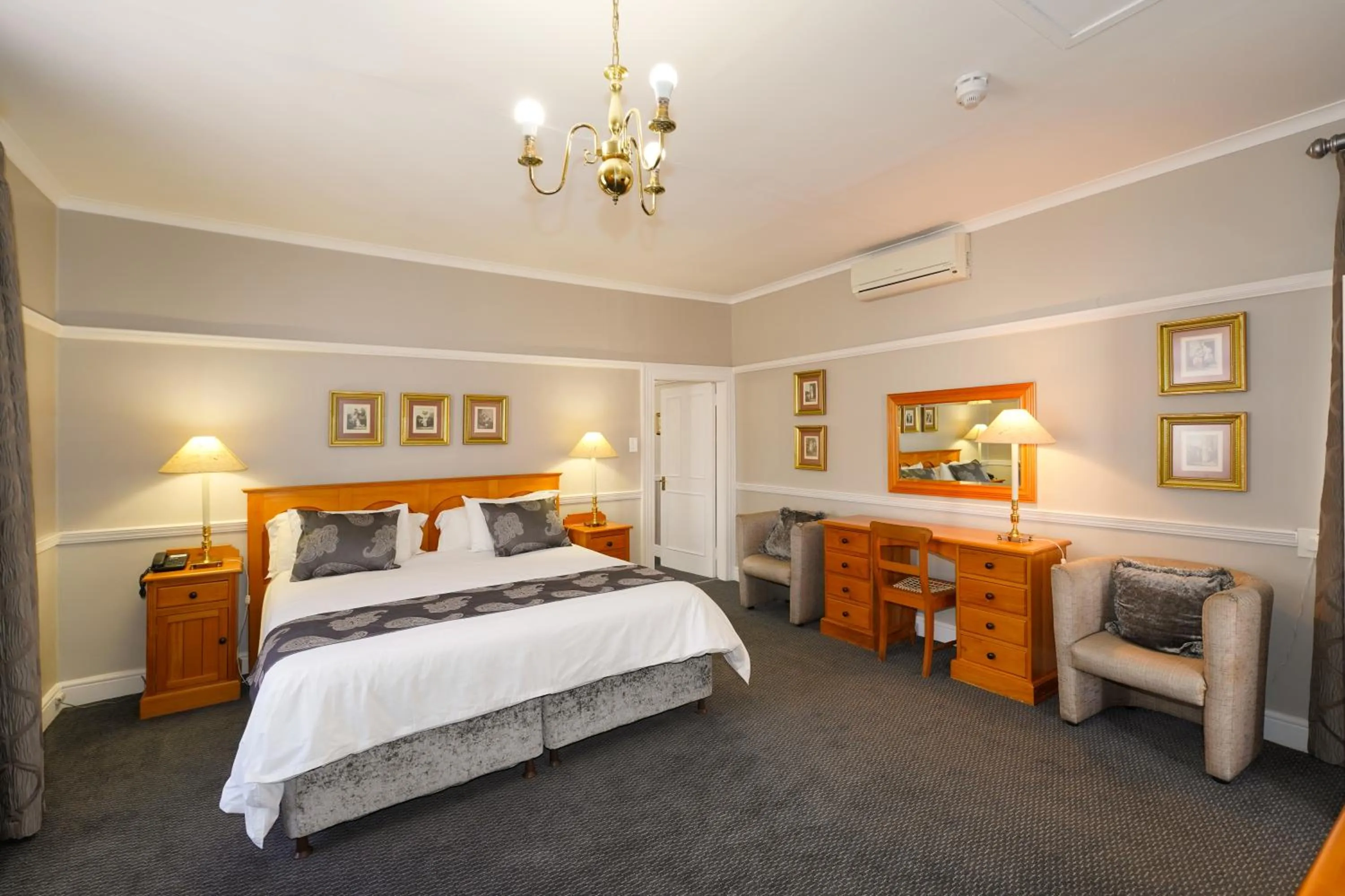 Bed in Cumberland Hotel Worcester