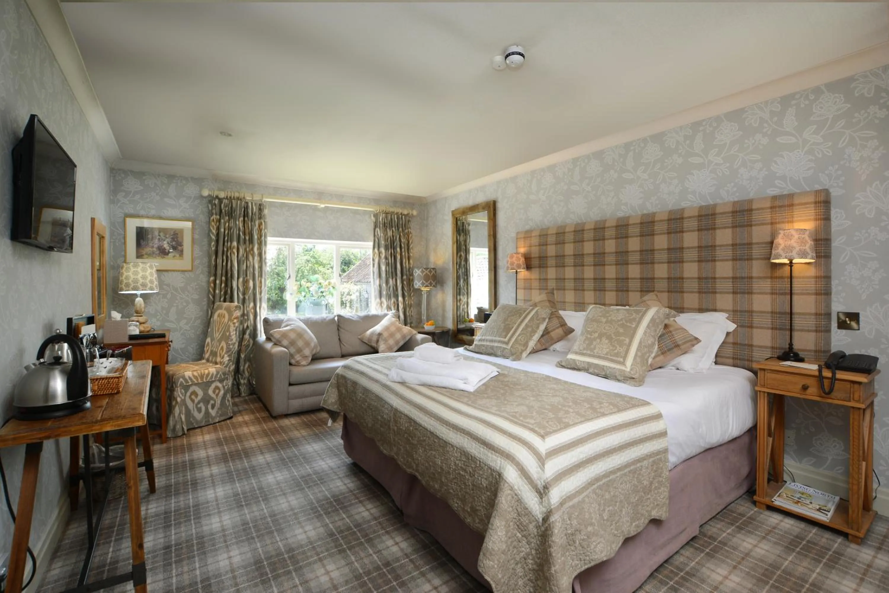 Bedroom, Bed in The Pheasant Hotel