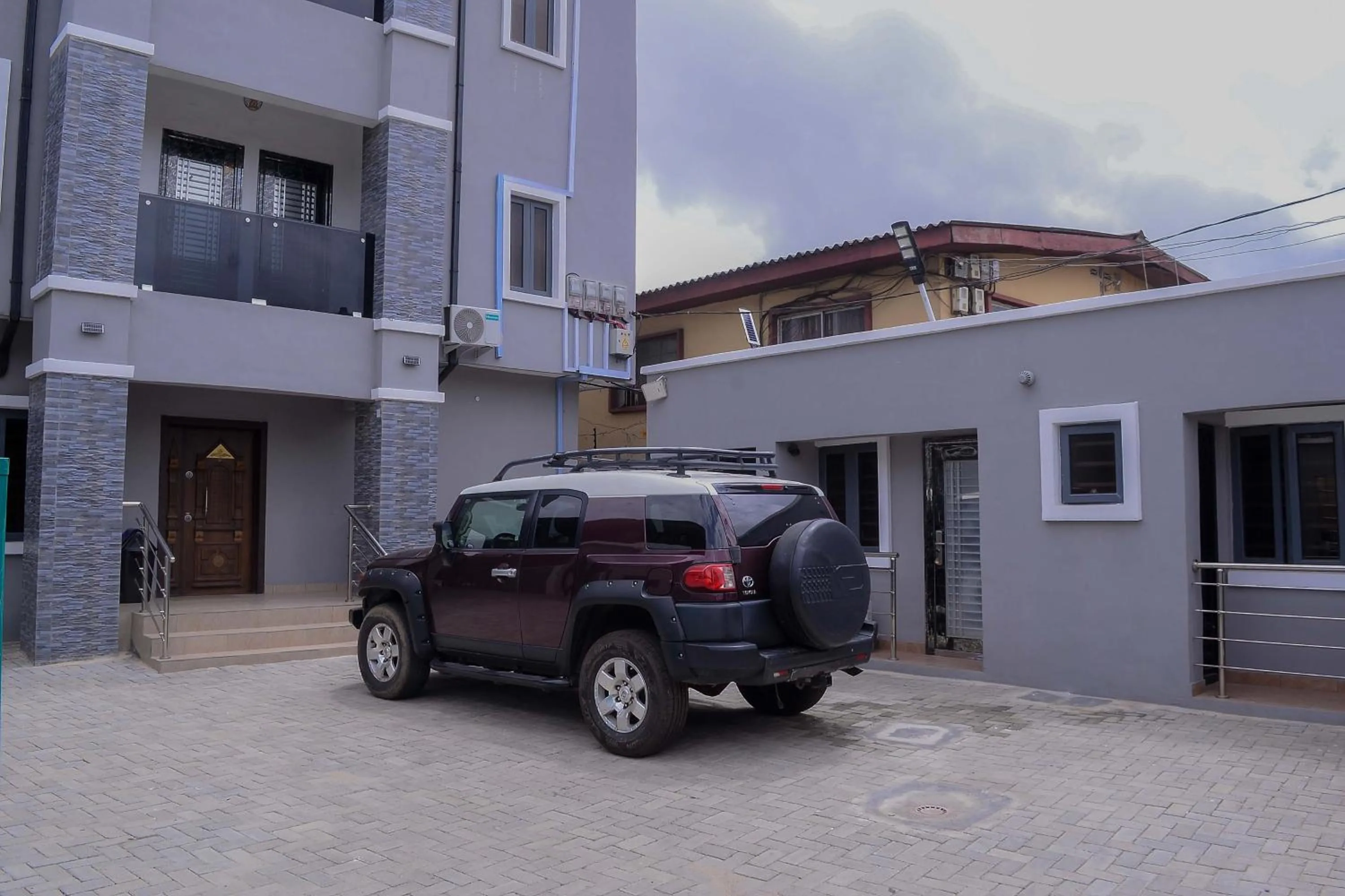 Parking in Bamgbose Apartments - Sleeps 2 - Balcony - Parking