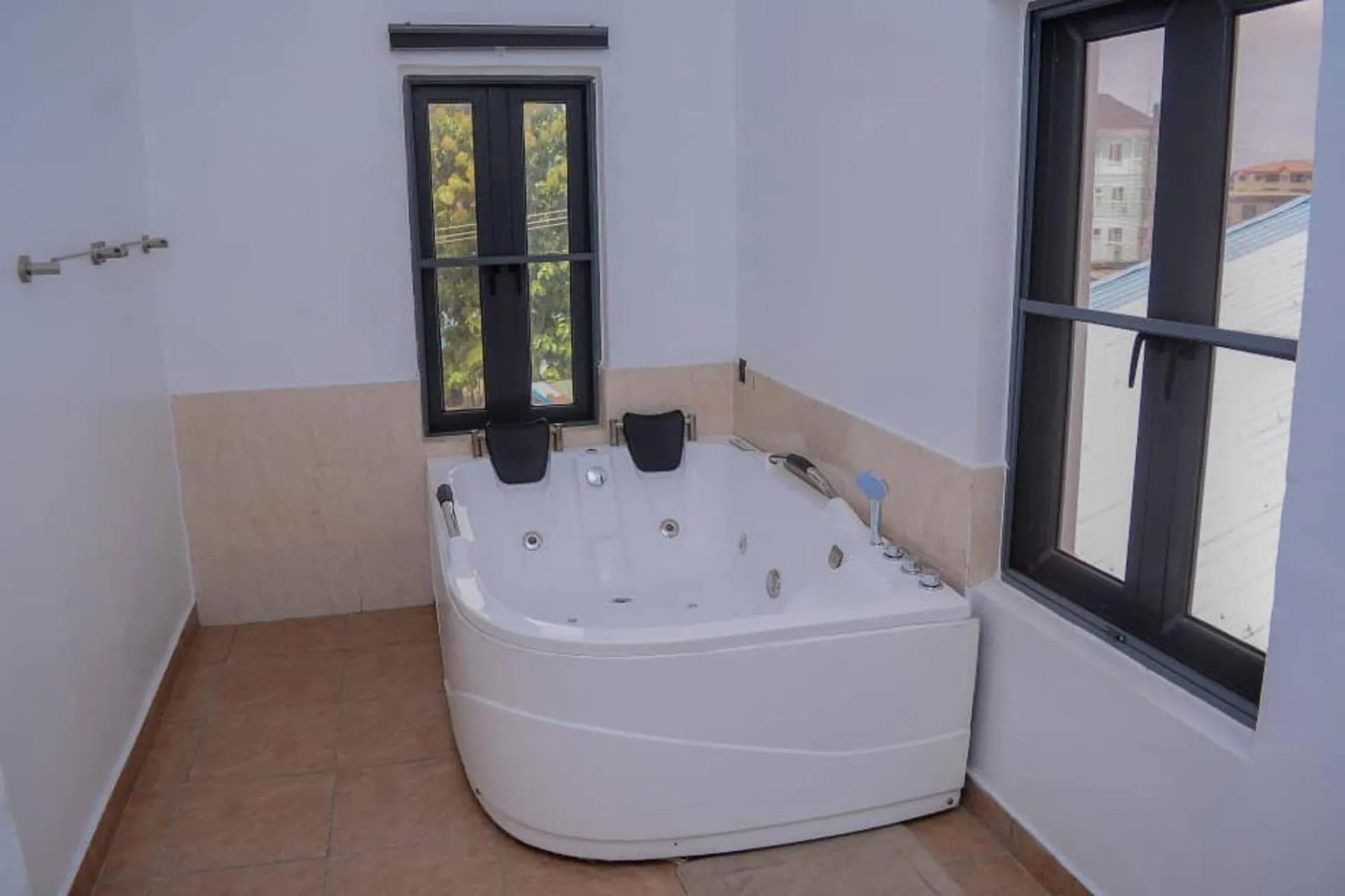 Hot Tub in Bamgbose Apartments - Sleeps 2 - Balcony - Parking