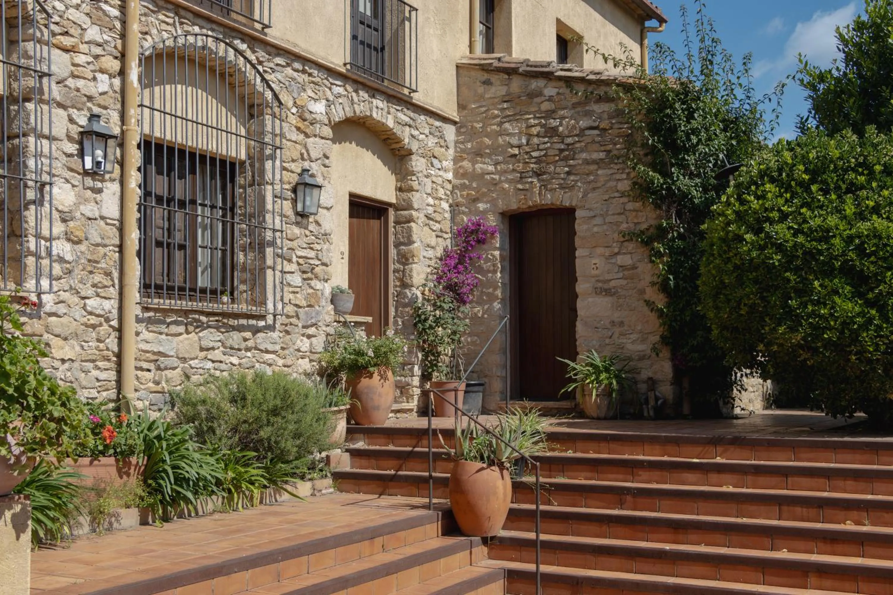 Garden view in Hostal La Riera de Peratallada