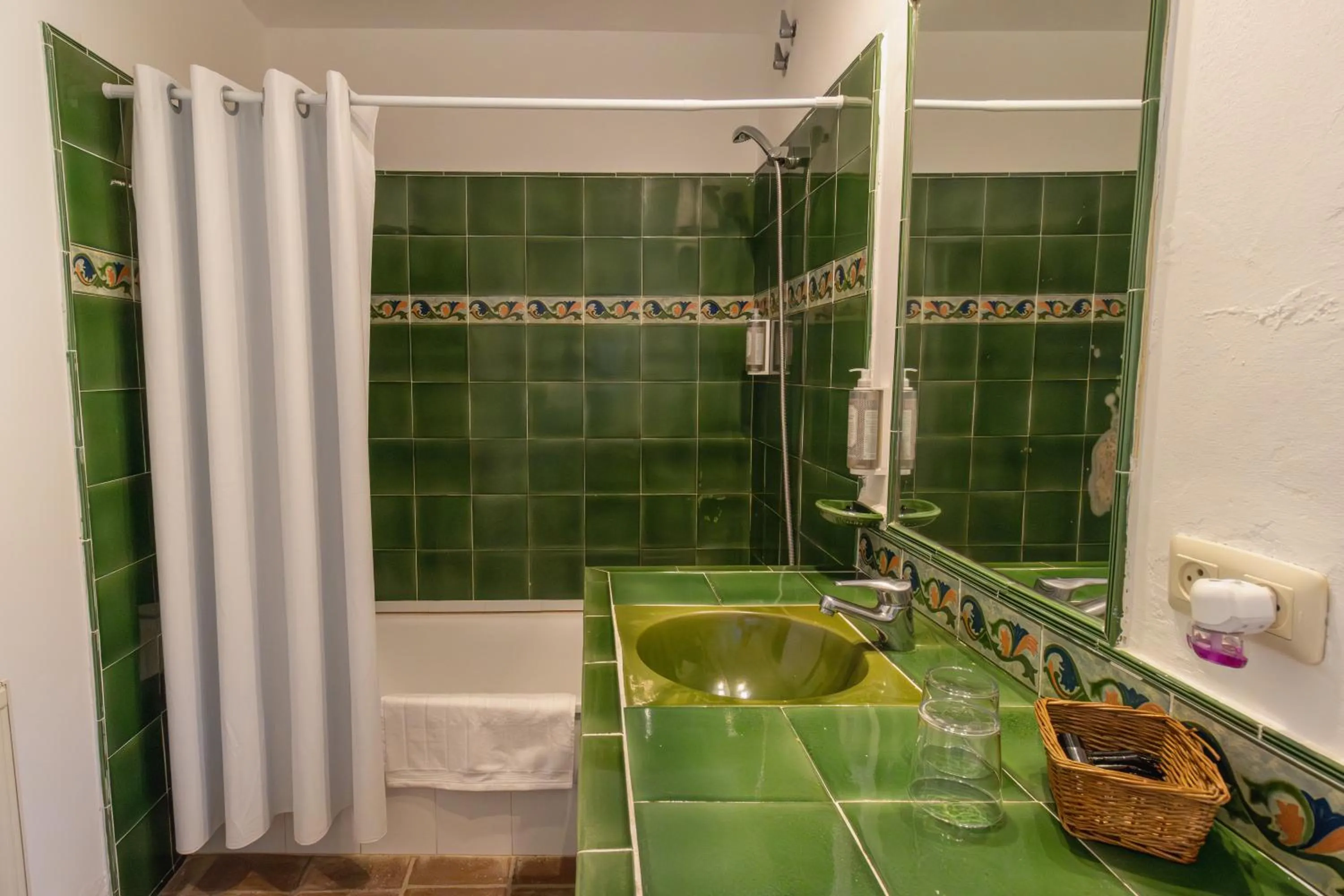 Bathroom in Hostal La Riera de Peratallada