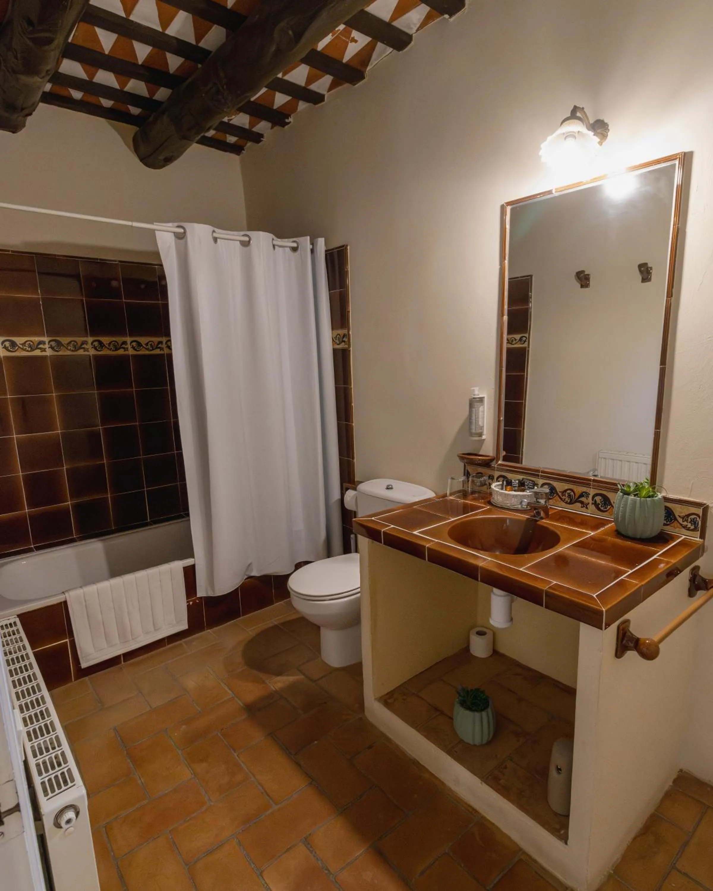 Bathroom in Hostal La Riera de Peratallada