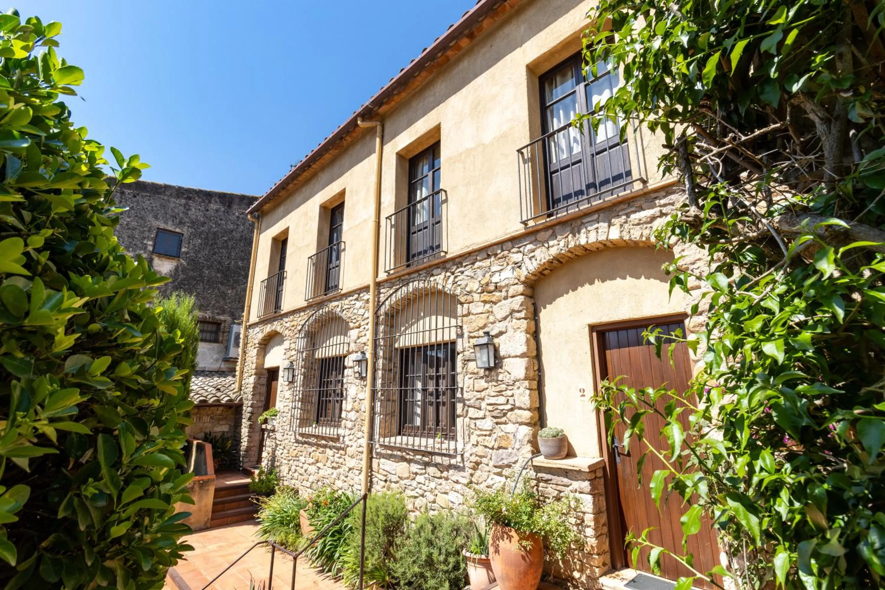 Property building in Hostal La Riera de Peratallada