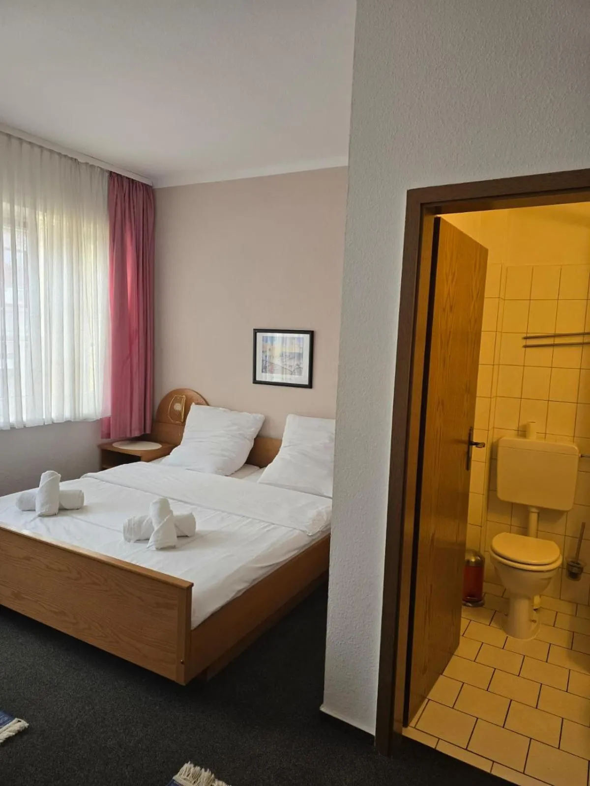 Bathroom, Bed in Hotel Doko Gardelegen