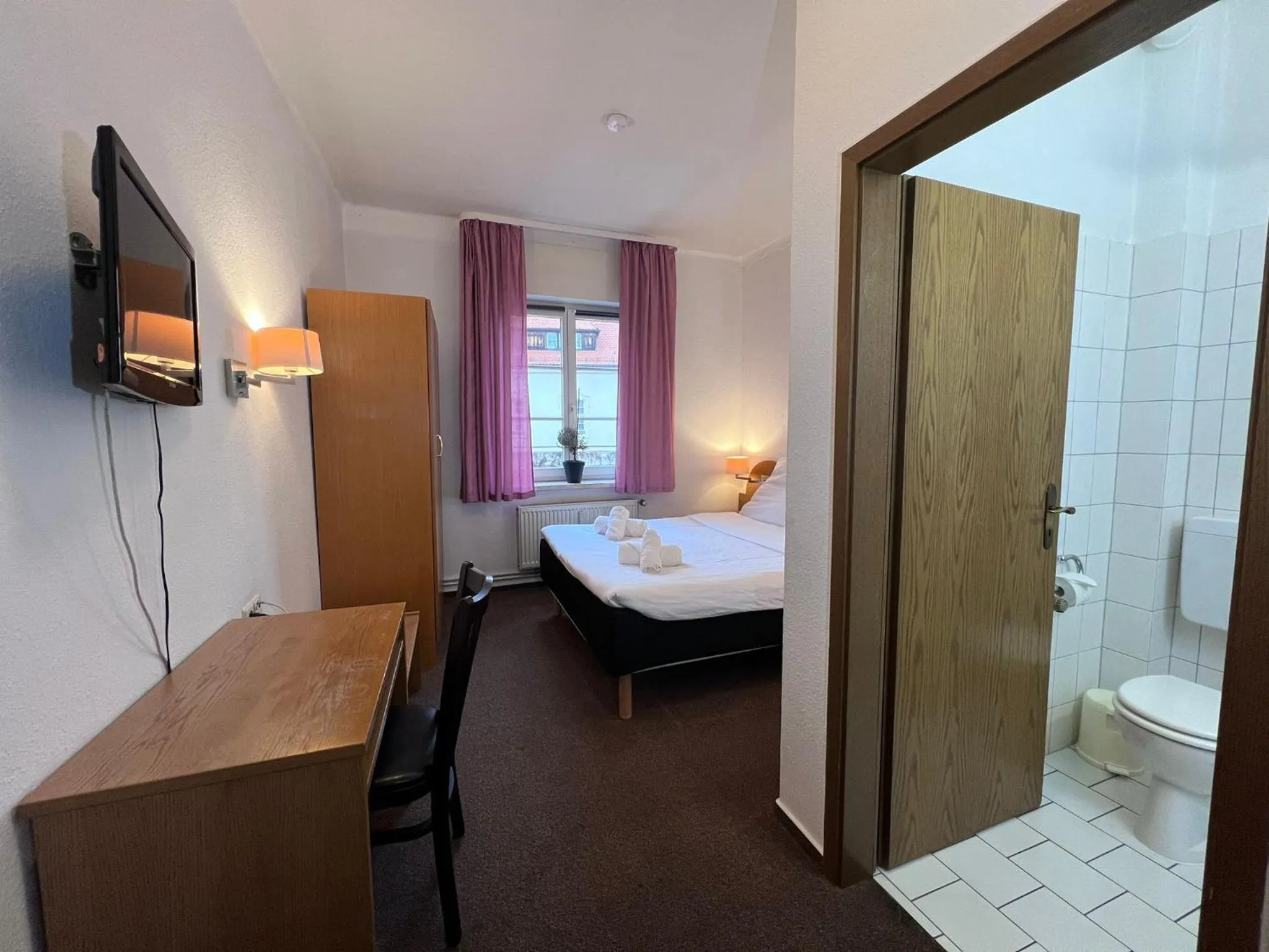 TV and multimedia, Bed in Hotel Doko Gardelegen