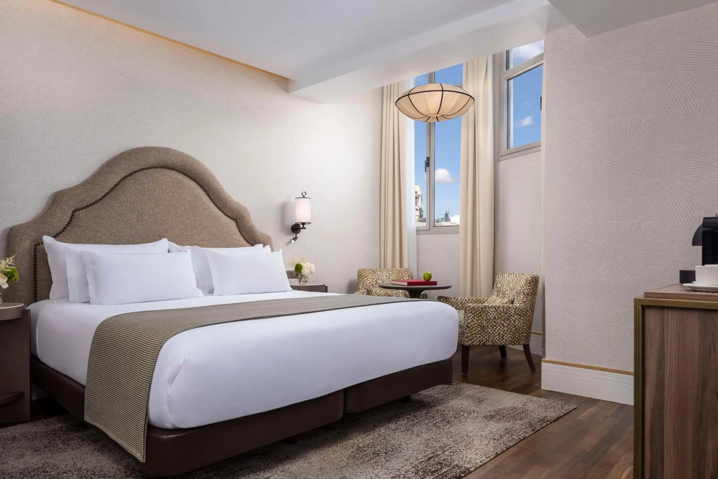 Photo of the whole room, Bed in NH Collection Madrid Paseo del Prado