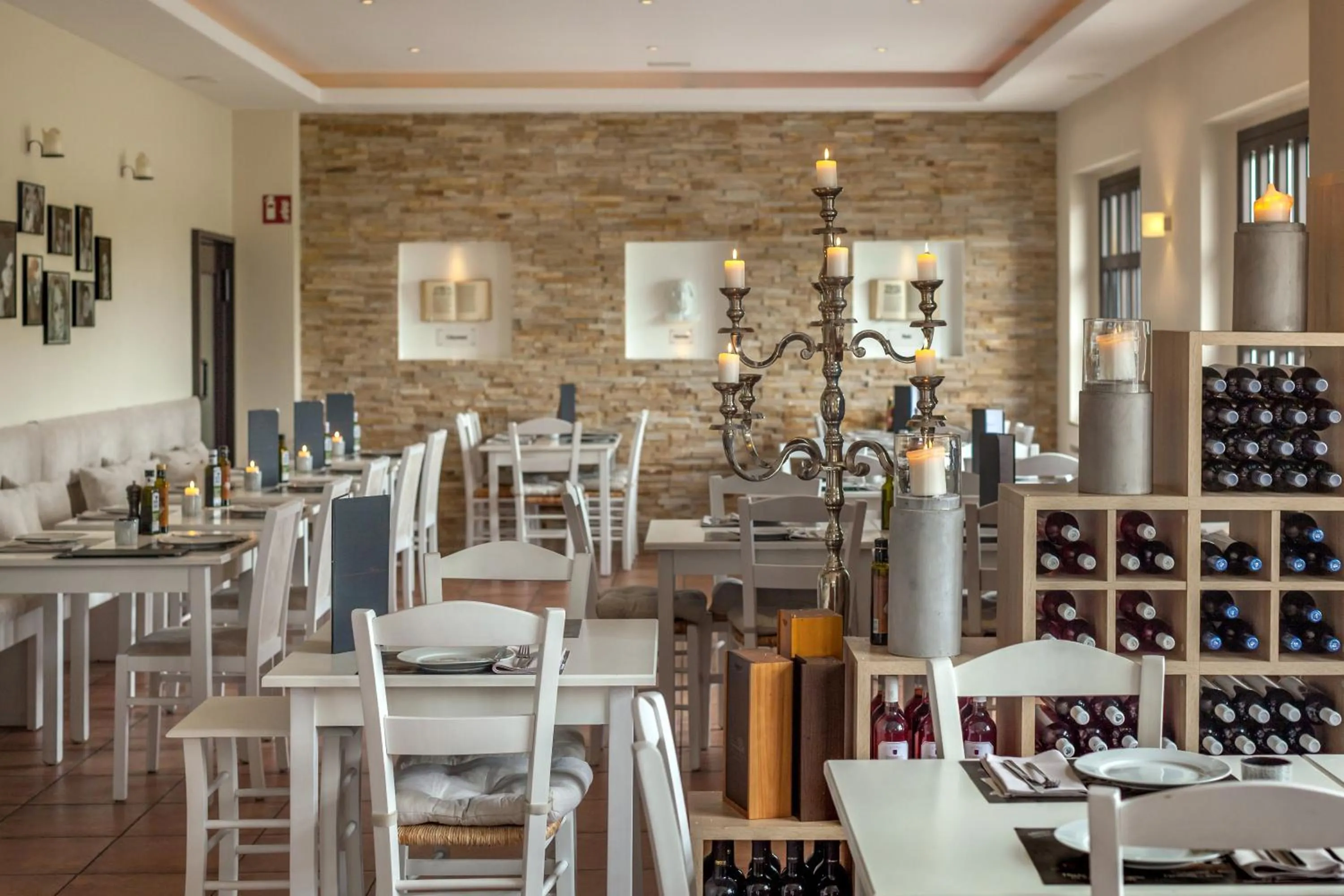 Restaurant/places to eat in Hotel Omega