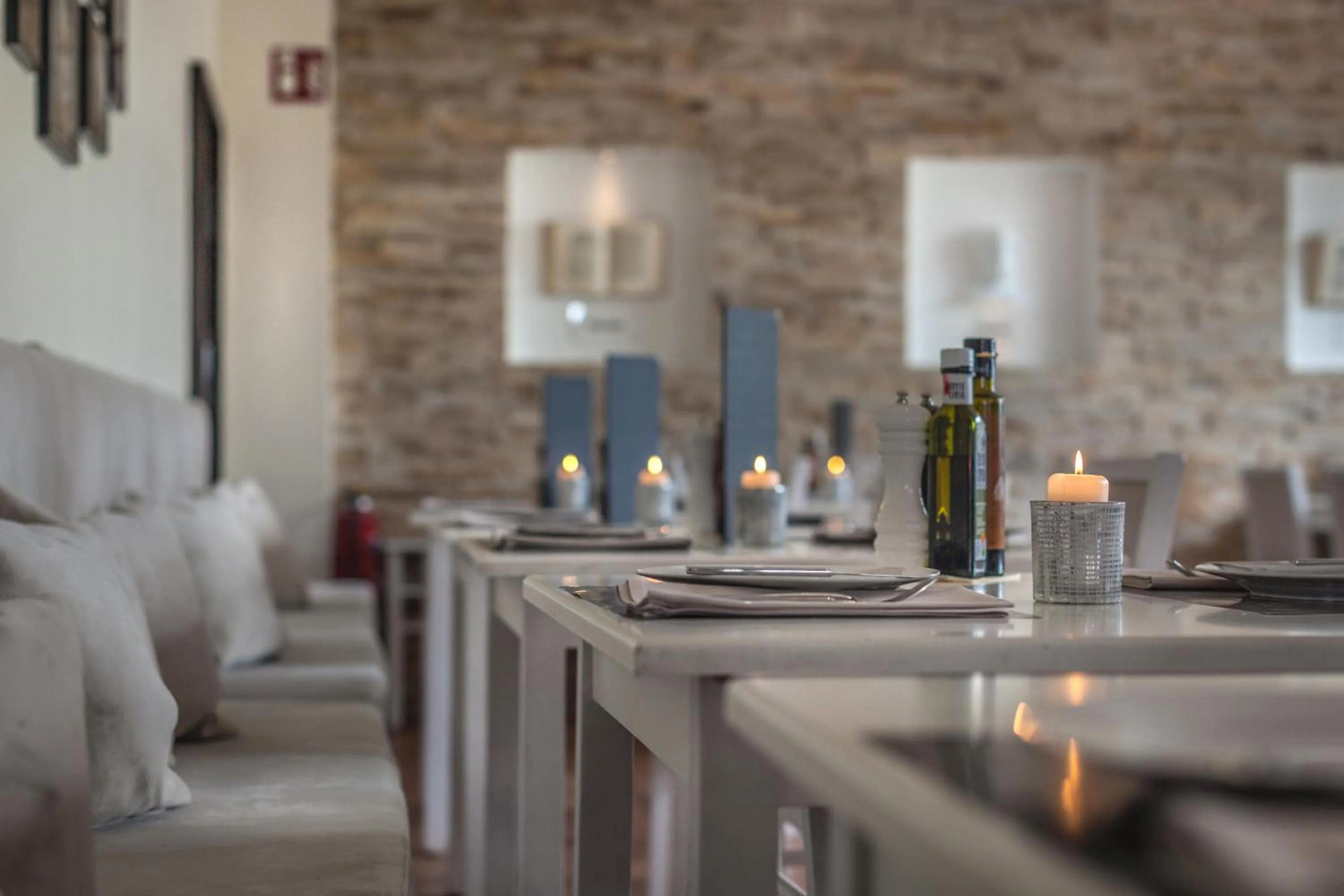 Restaurant/places to eat in Hotel Omega