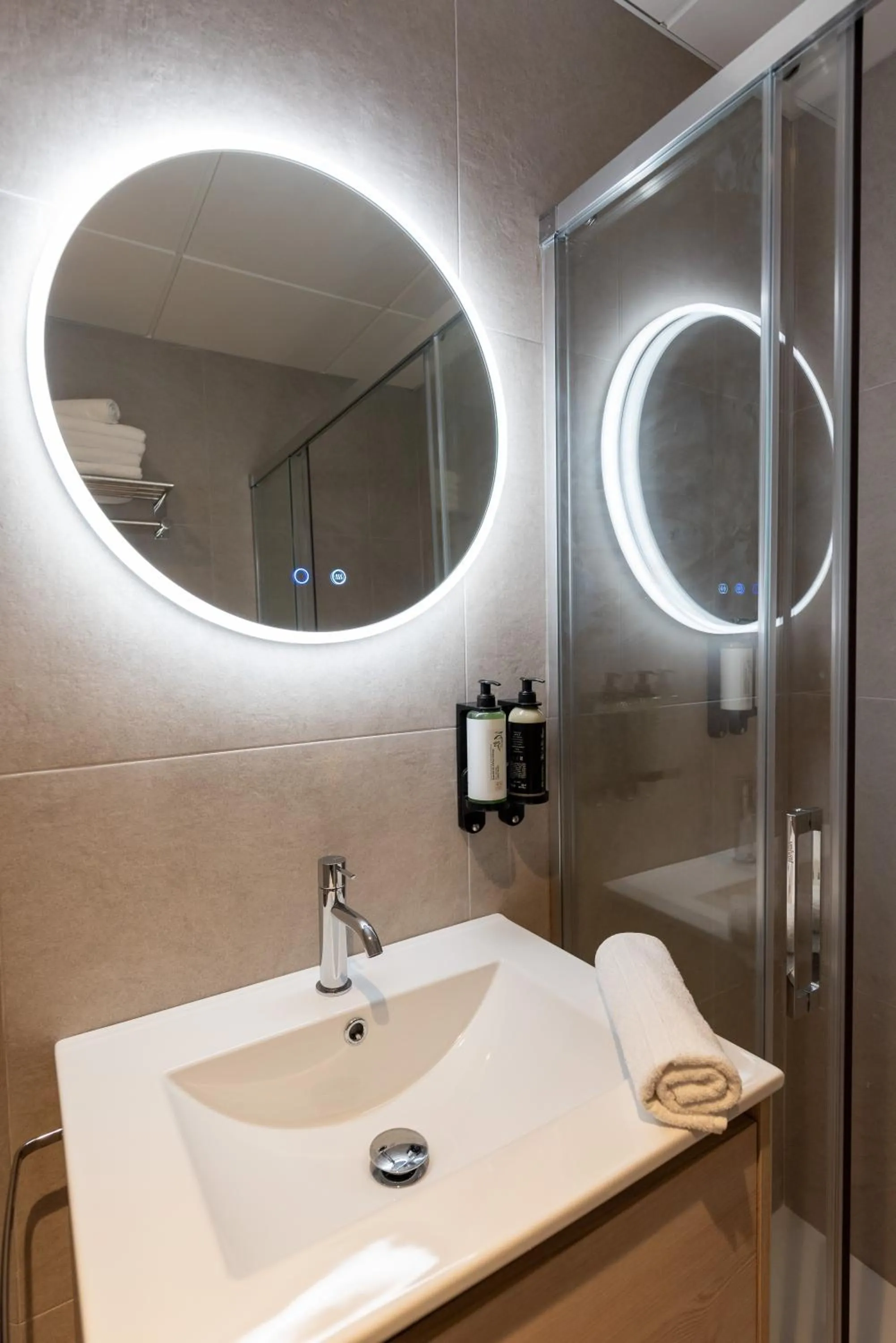 Shower in Dorm4You Arena
