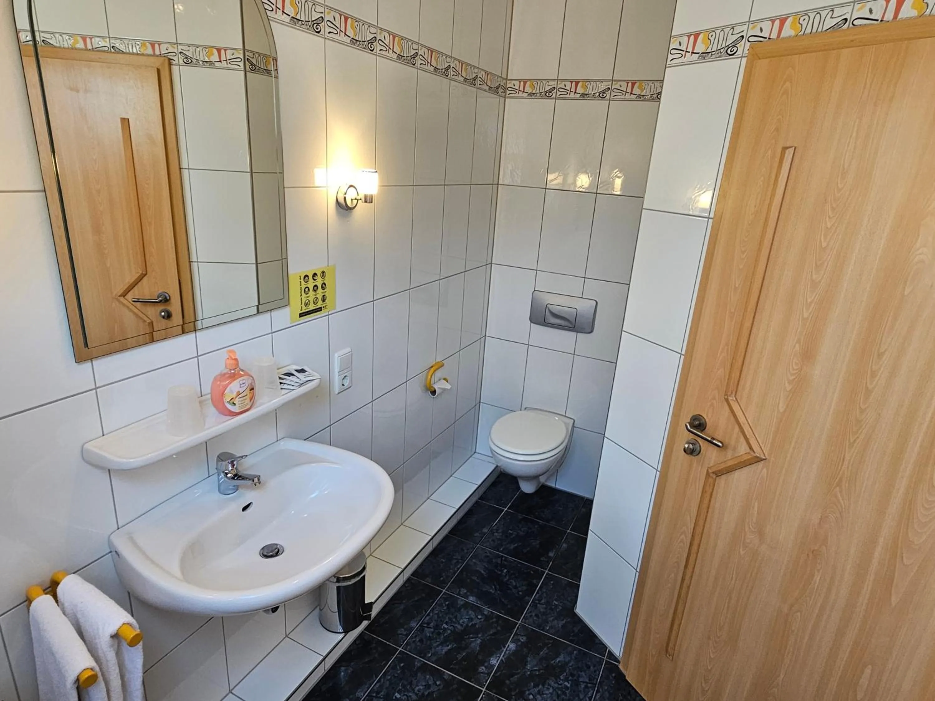 Toilet in Gästehaus Grunewald Bed & Breakfast