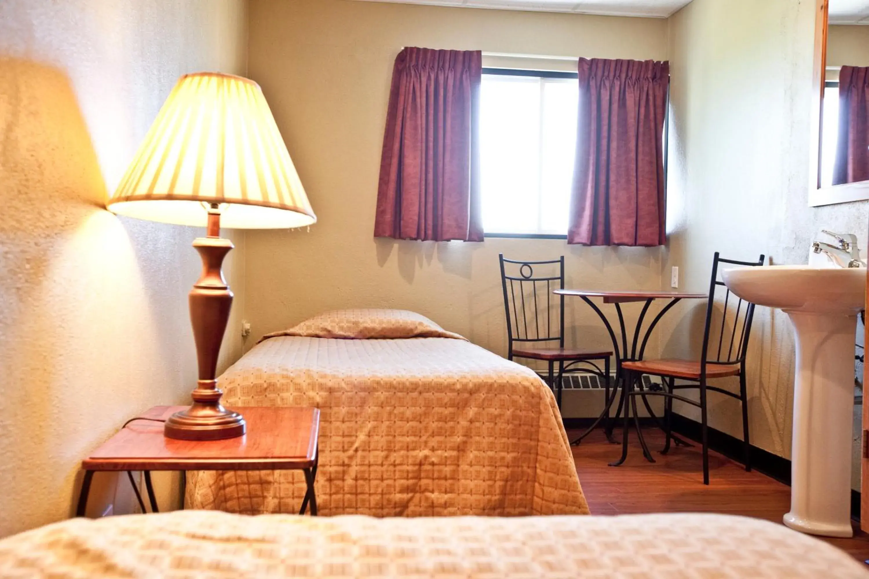 Twin Room with Shared Bathroom in Résidences Campus Notre-Dame-de-Foy Twin Room with Shared Bathroom in Résidences Campus Notre-Dame-de-Foy