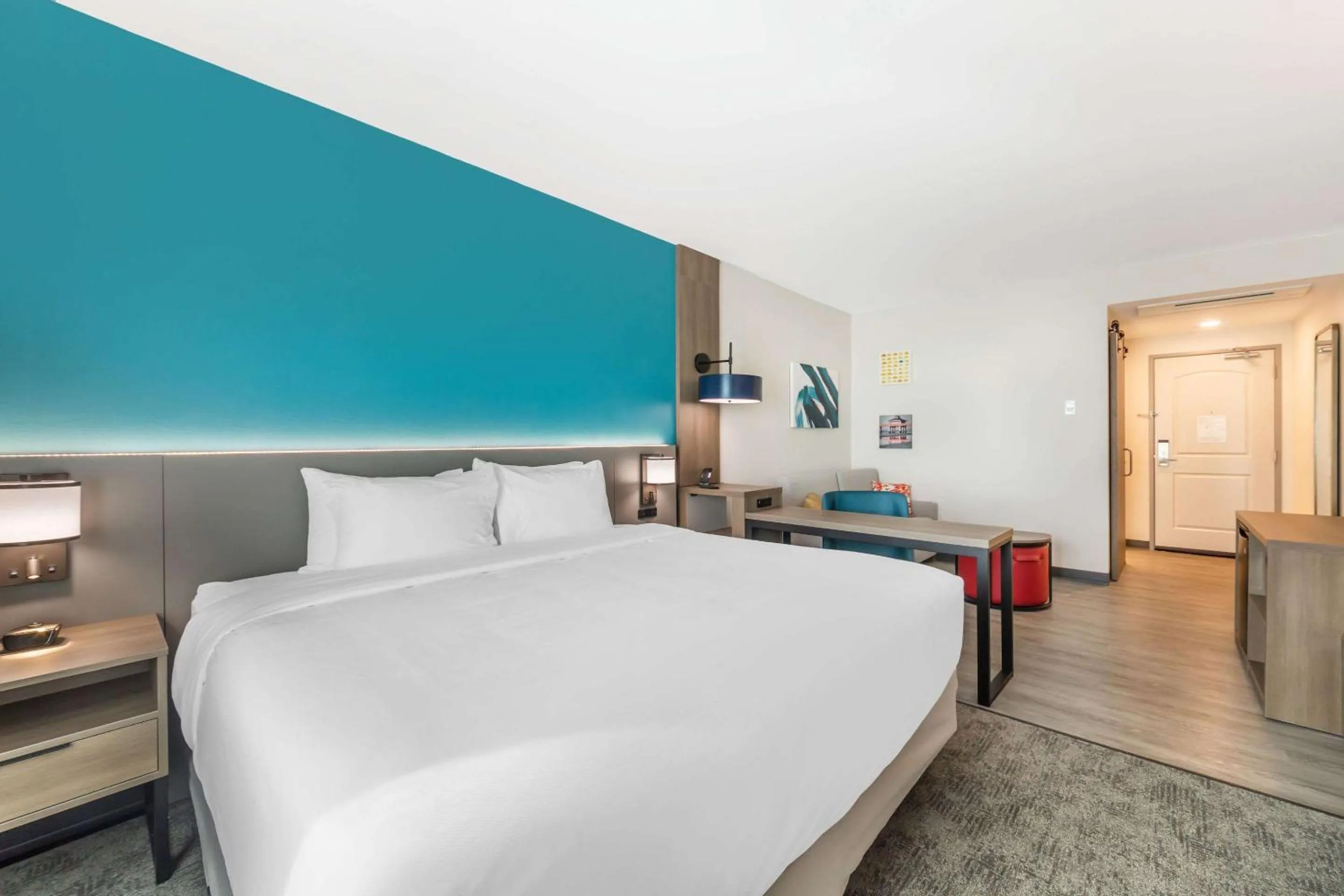 Bedroom, Bed in Comfort Suites Fort Myers East I-75