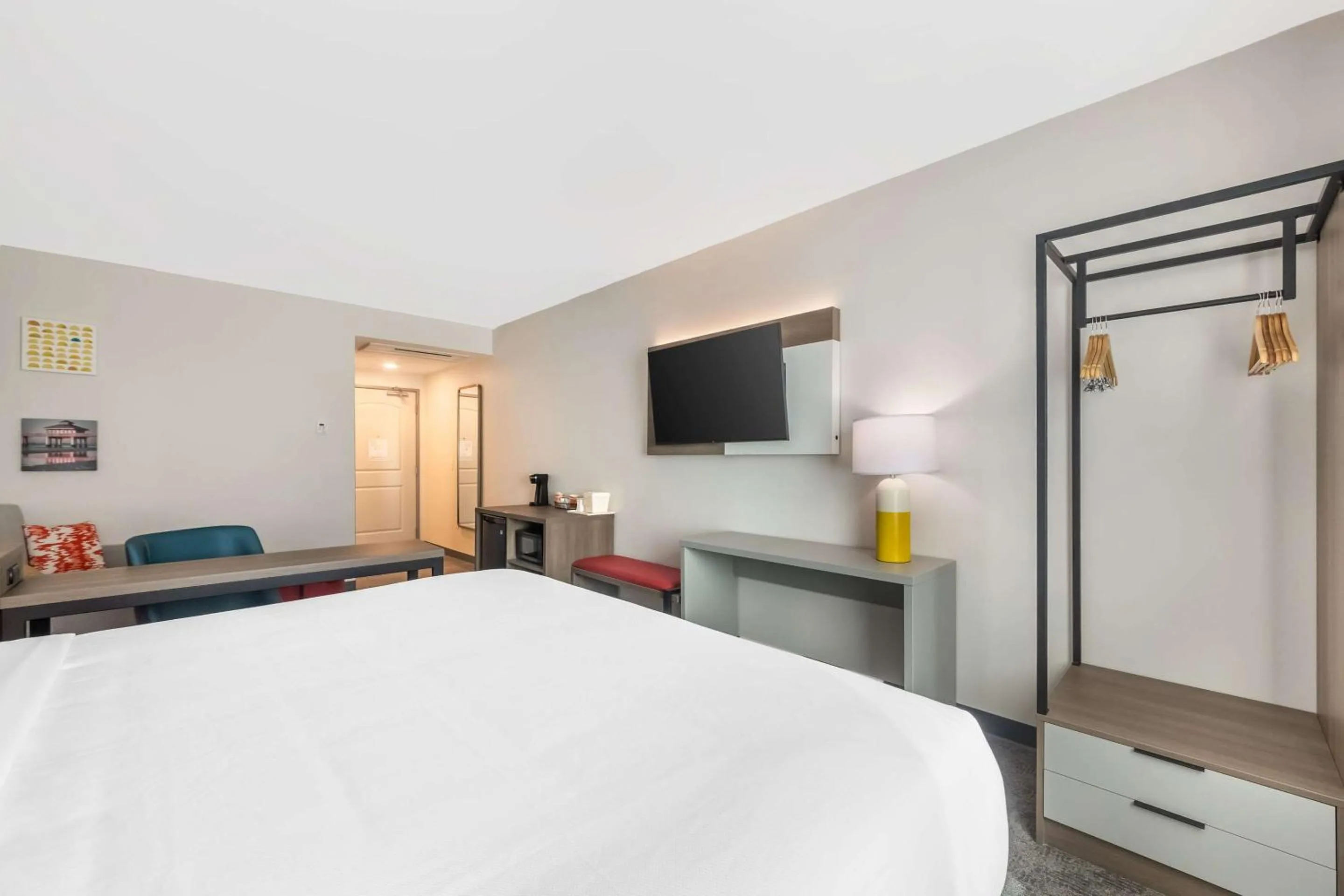 Bedroom, Bed in Comfort Suites Fort Myers East I-75