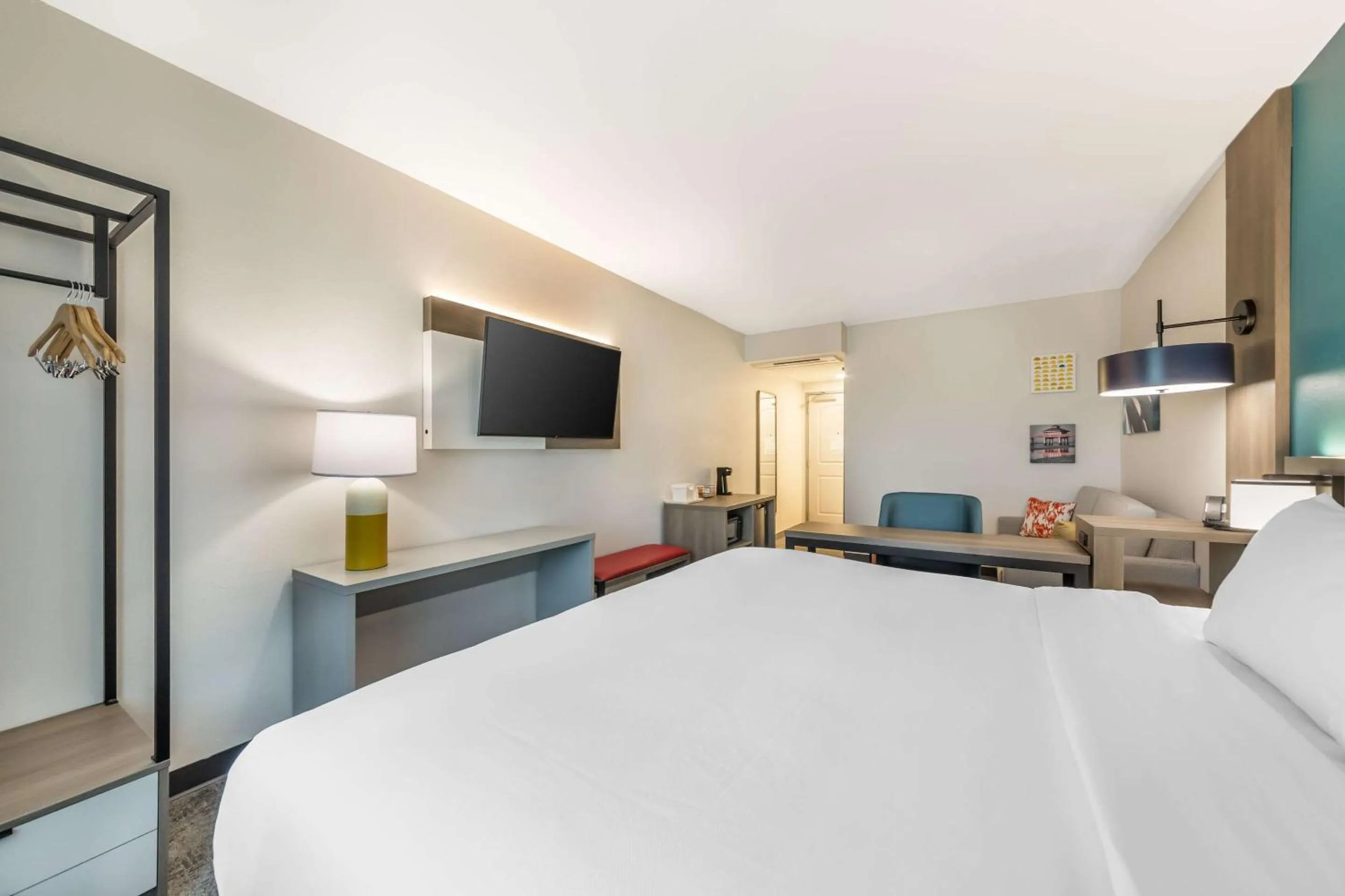 Bedroom, Bed in Comfort Suites Fort Myers East I-75