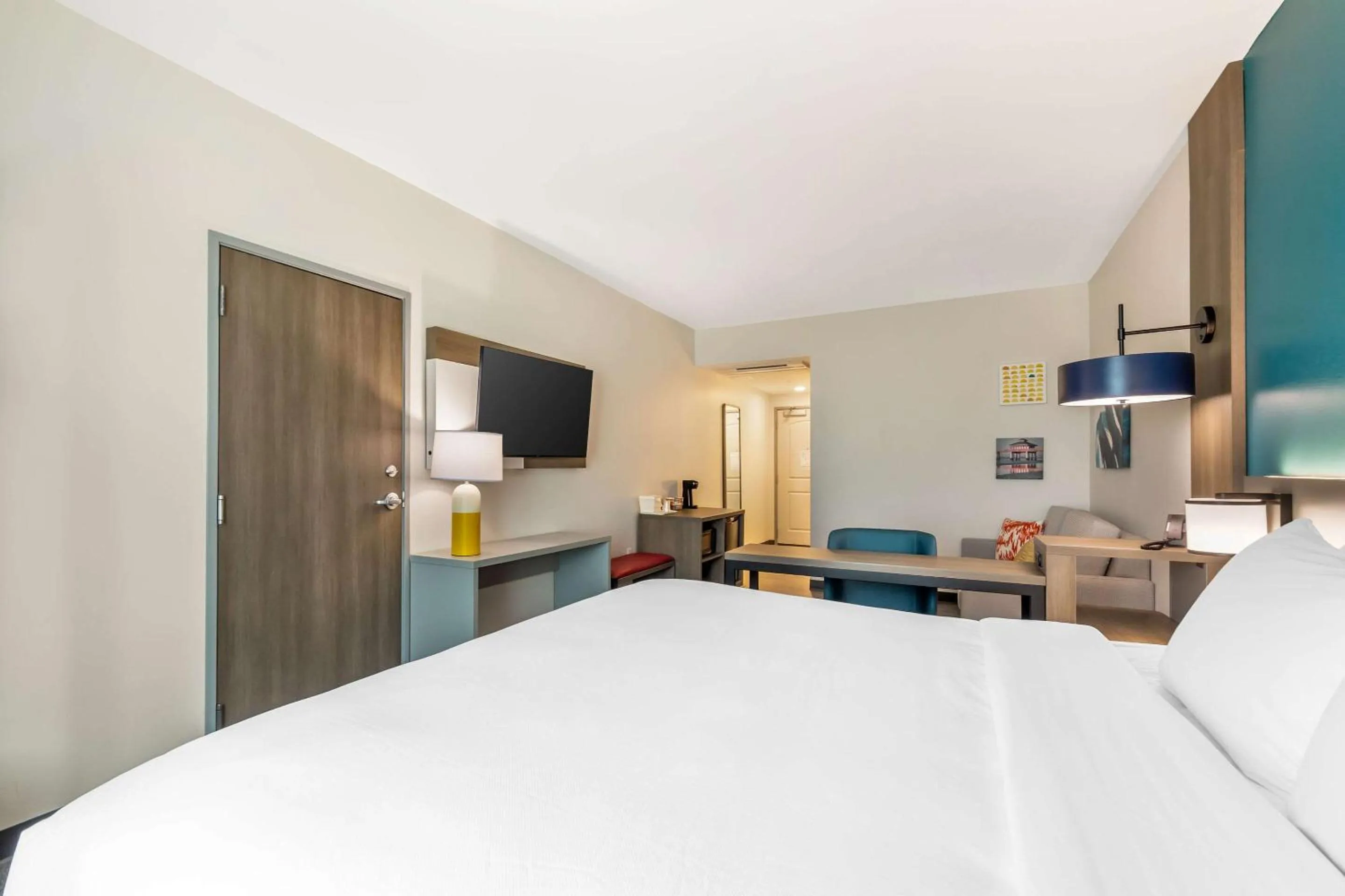 Bedroom, Bed in Comfort Suites Fort Myers East I-75