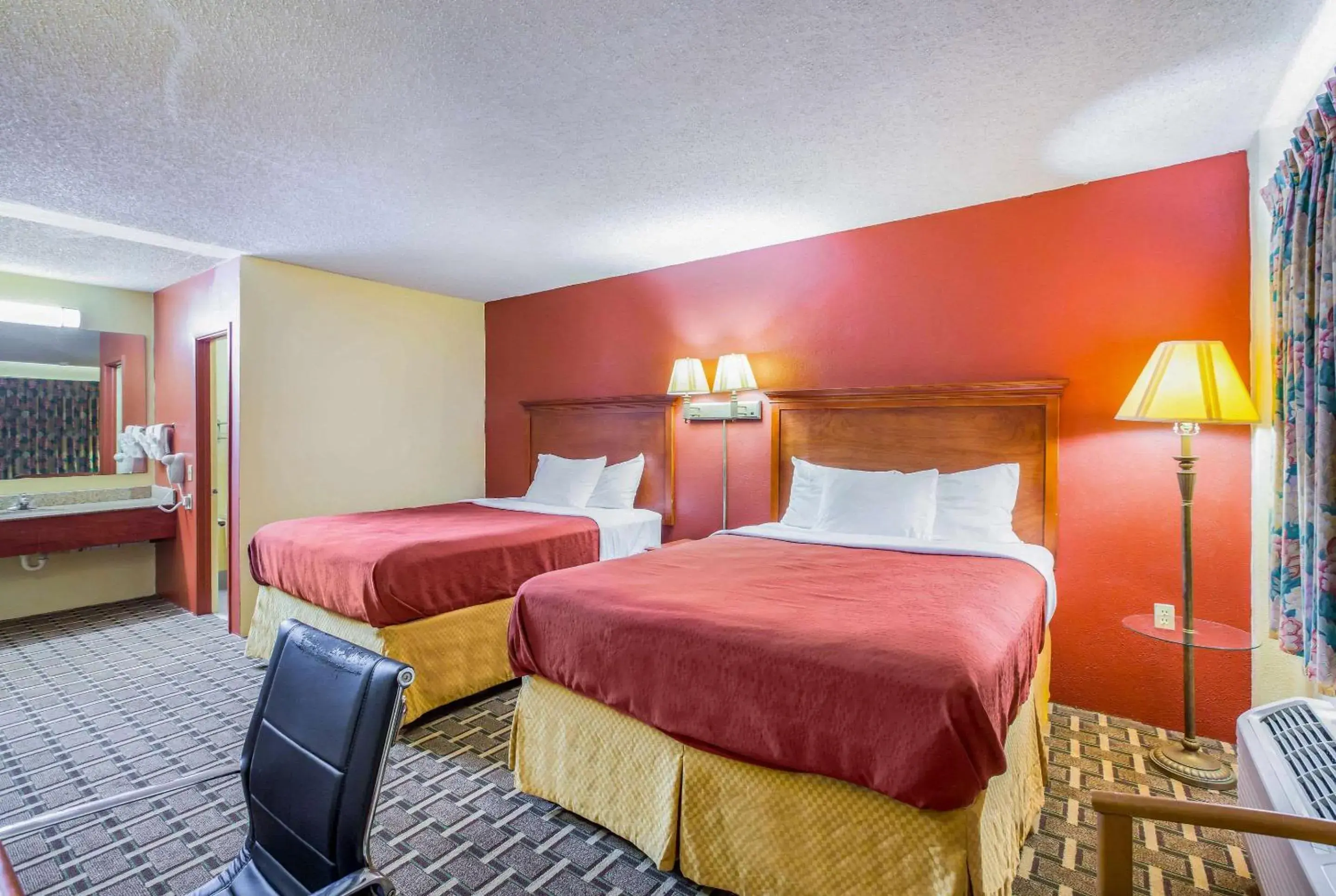 Photo of the whole room, Bed in Rodeway Inn Bonifay Photo of the whole room, Bed in Rodeway Inn Bonifay