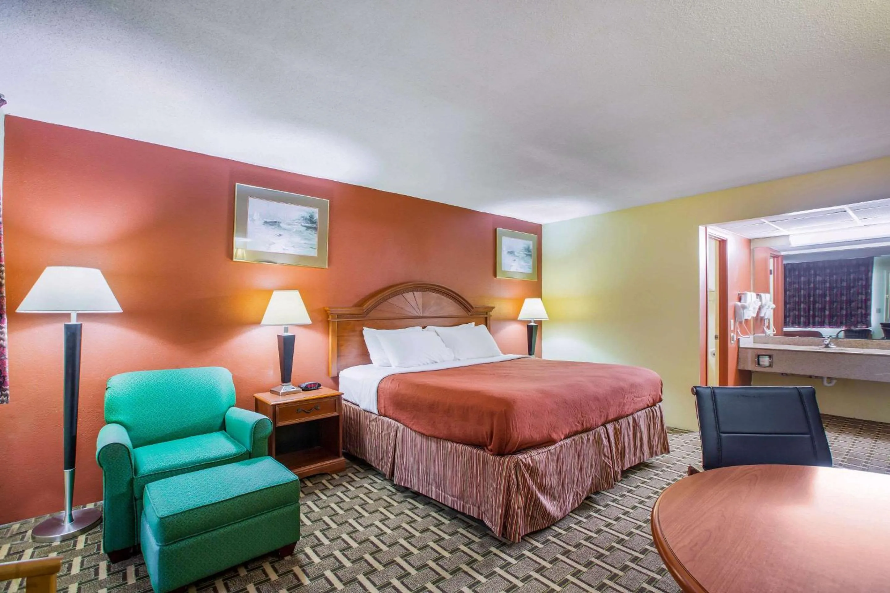 Photo of the whole room, Bed in Rodeway Inn