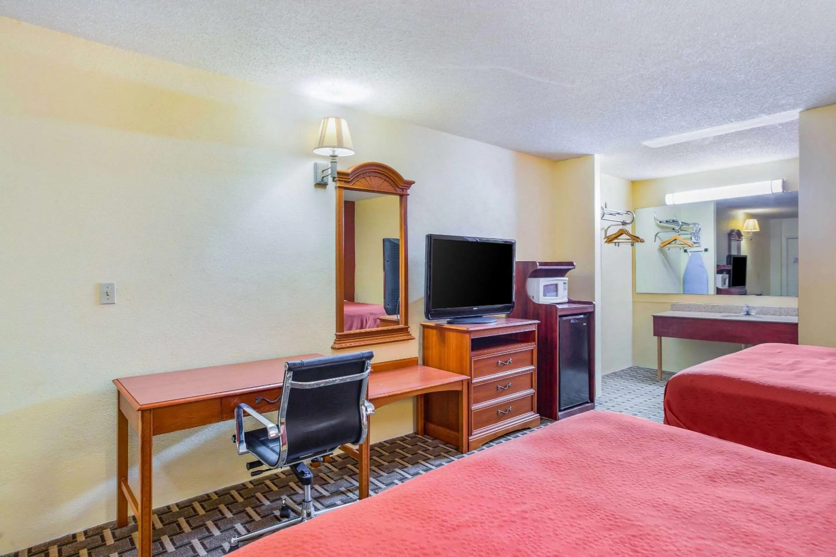 Photo of the whole room, Bed in Rodeway Inn