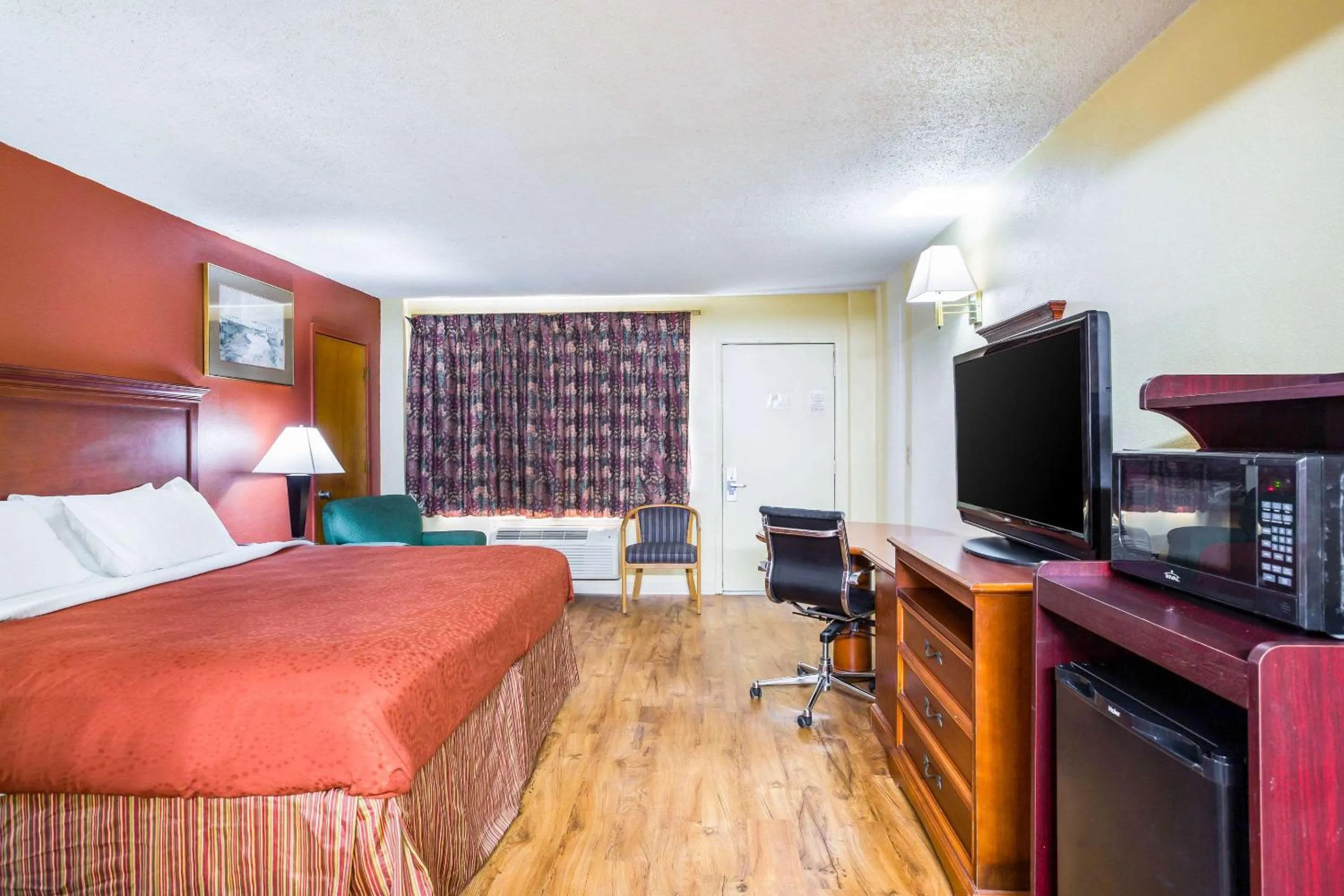 Photo of the whole room, Bed in Rodeway Inn