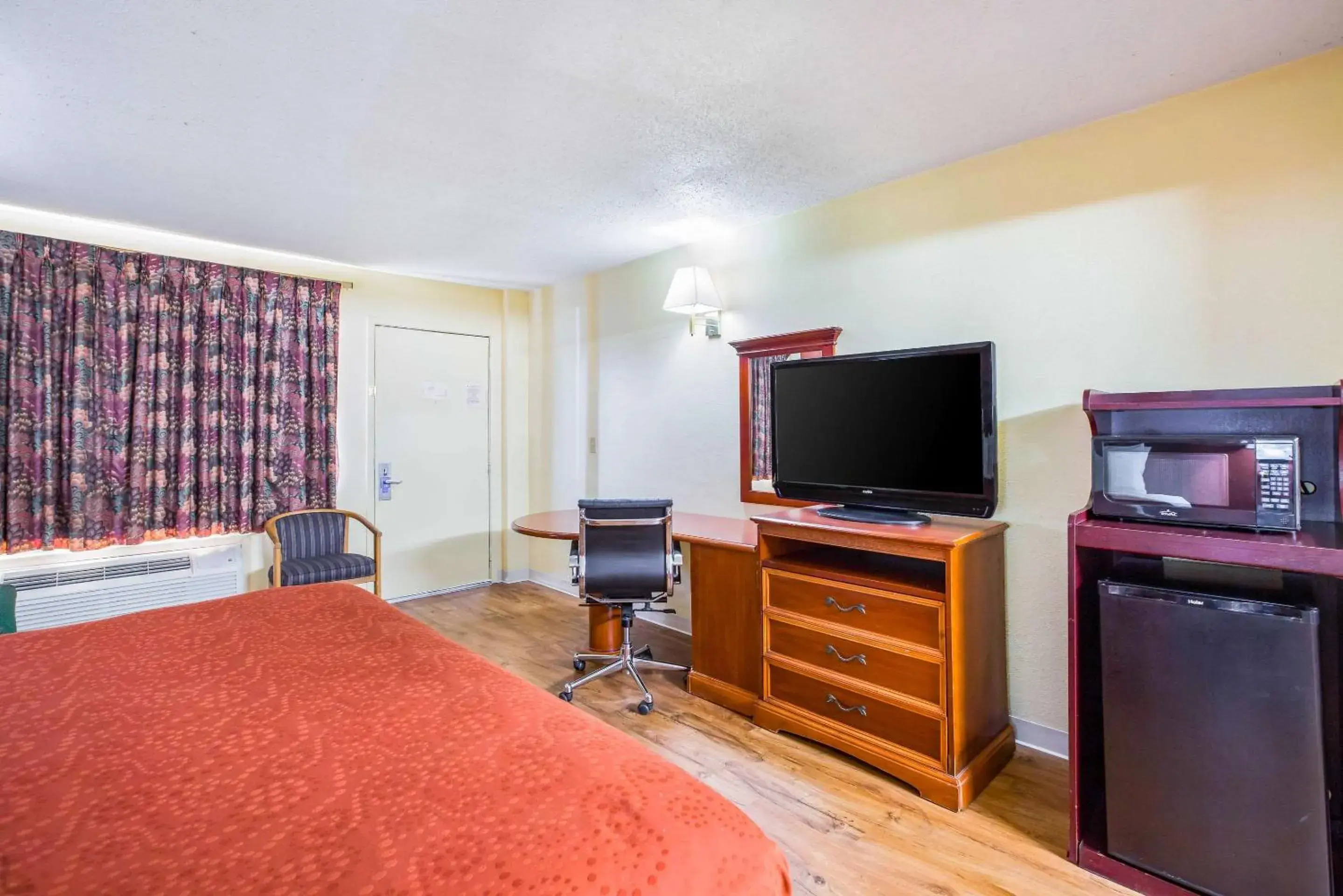Photo of the whole room, Bed in Rodeway Inn Photo of the whole room, Bed in Rodeway Inn