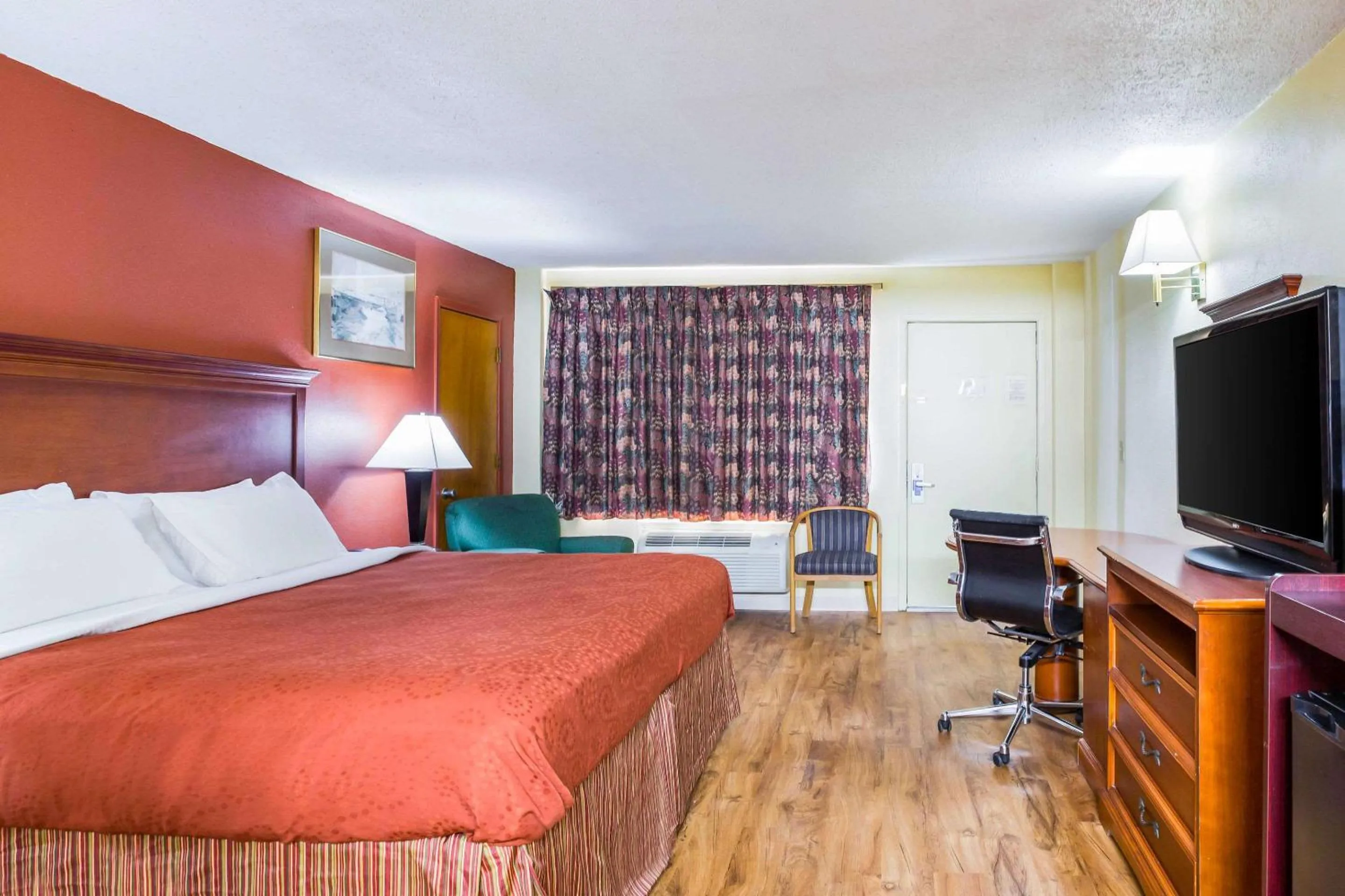 Photo of the whole room, Bed in Rodeway Inn