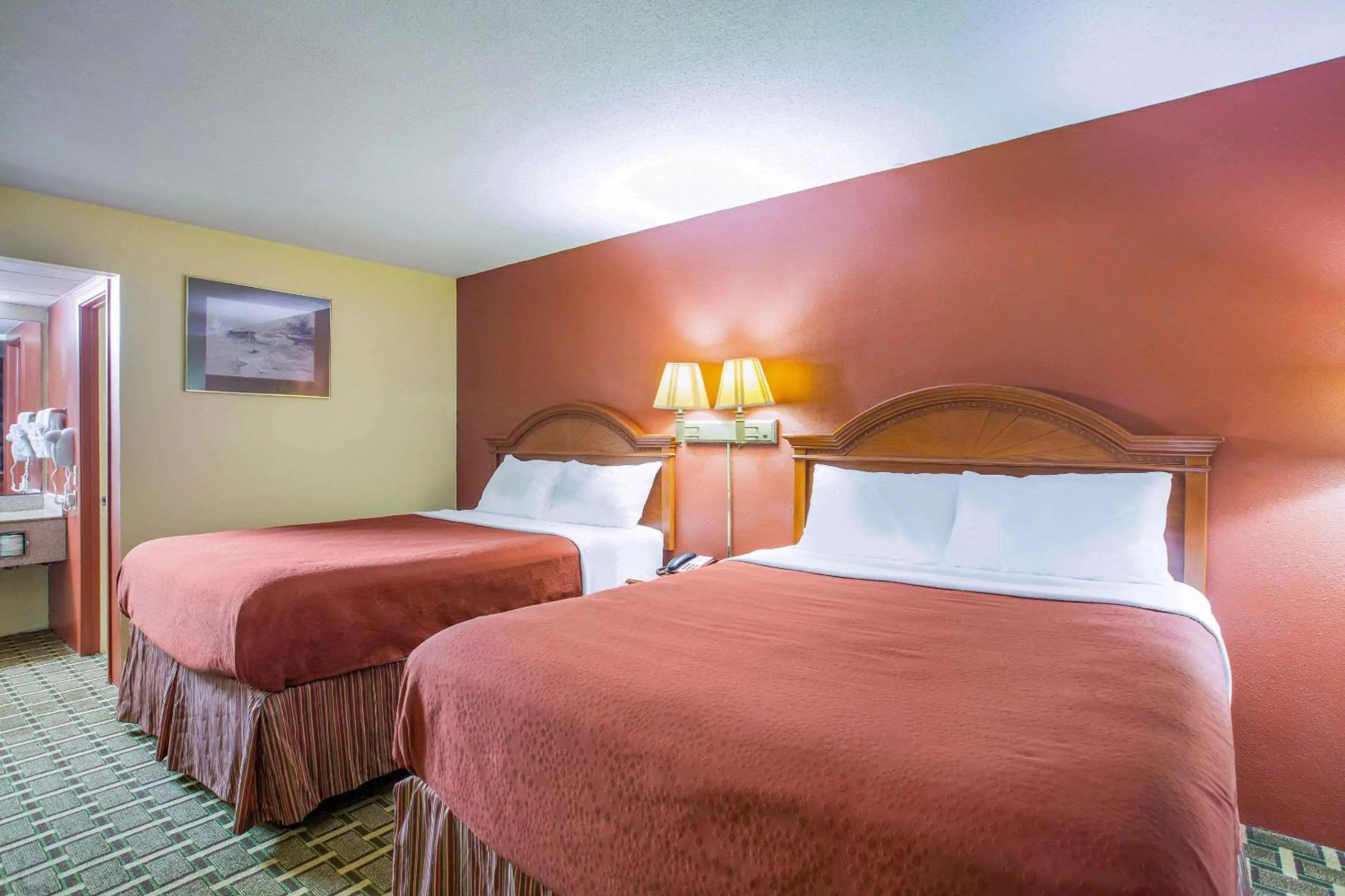 Photo of the whole room, Bed in Rodeway Inn