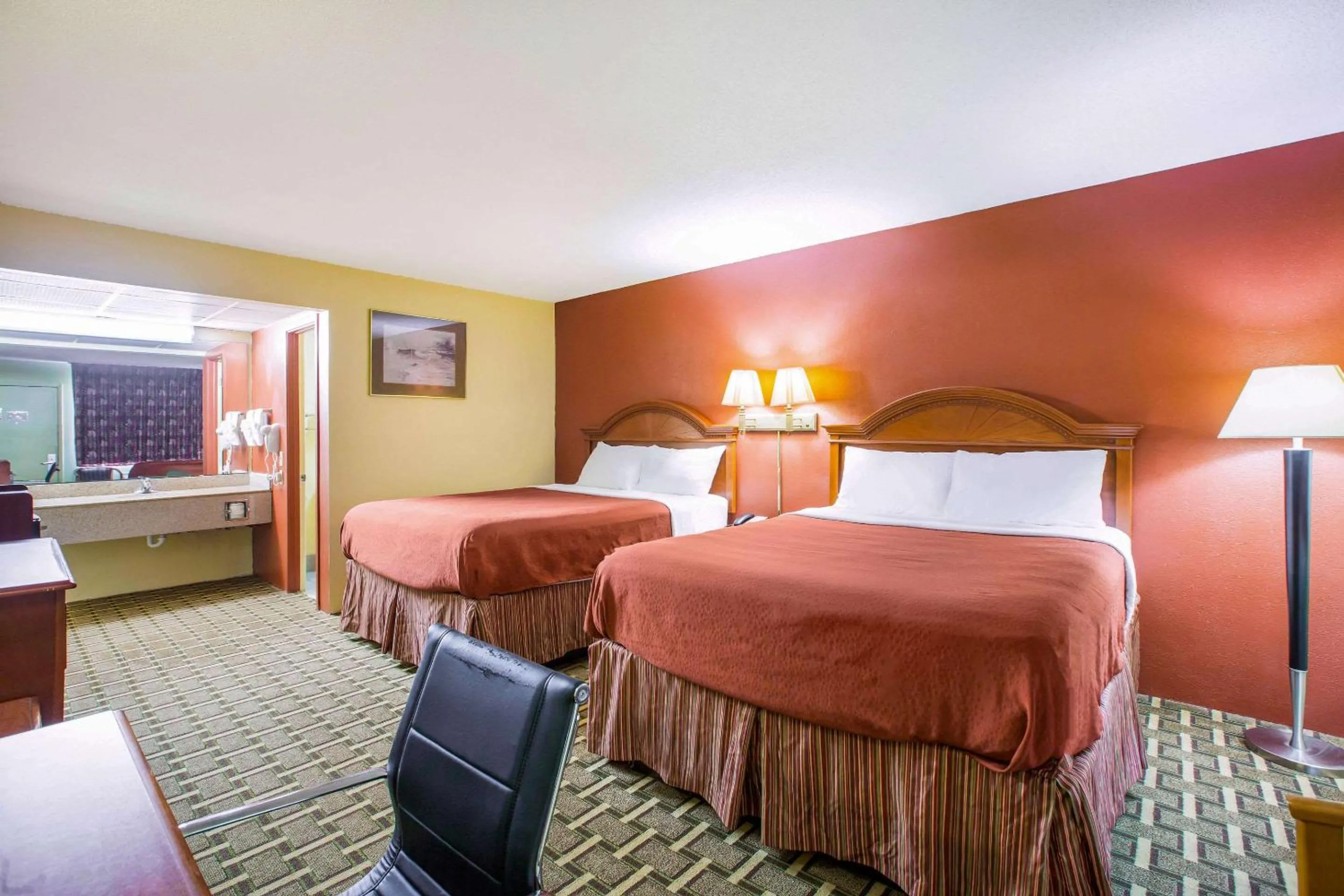 Photo of the whole room, Bed in Rodeway Inn