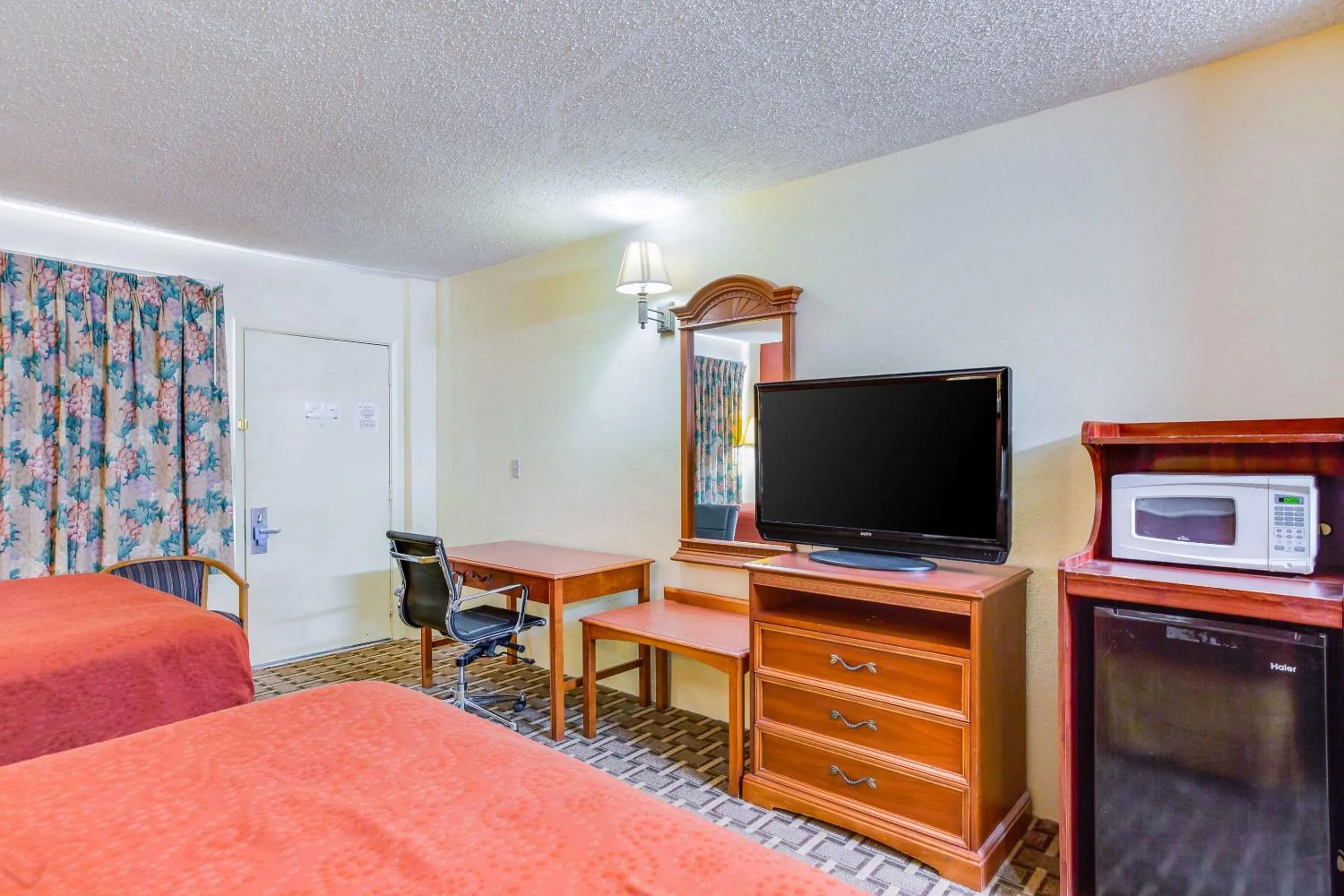 Photo of the whole room, Bed in Rodeway Inn