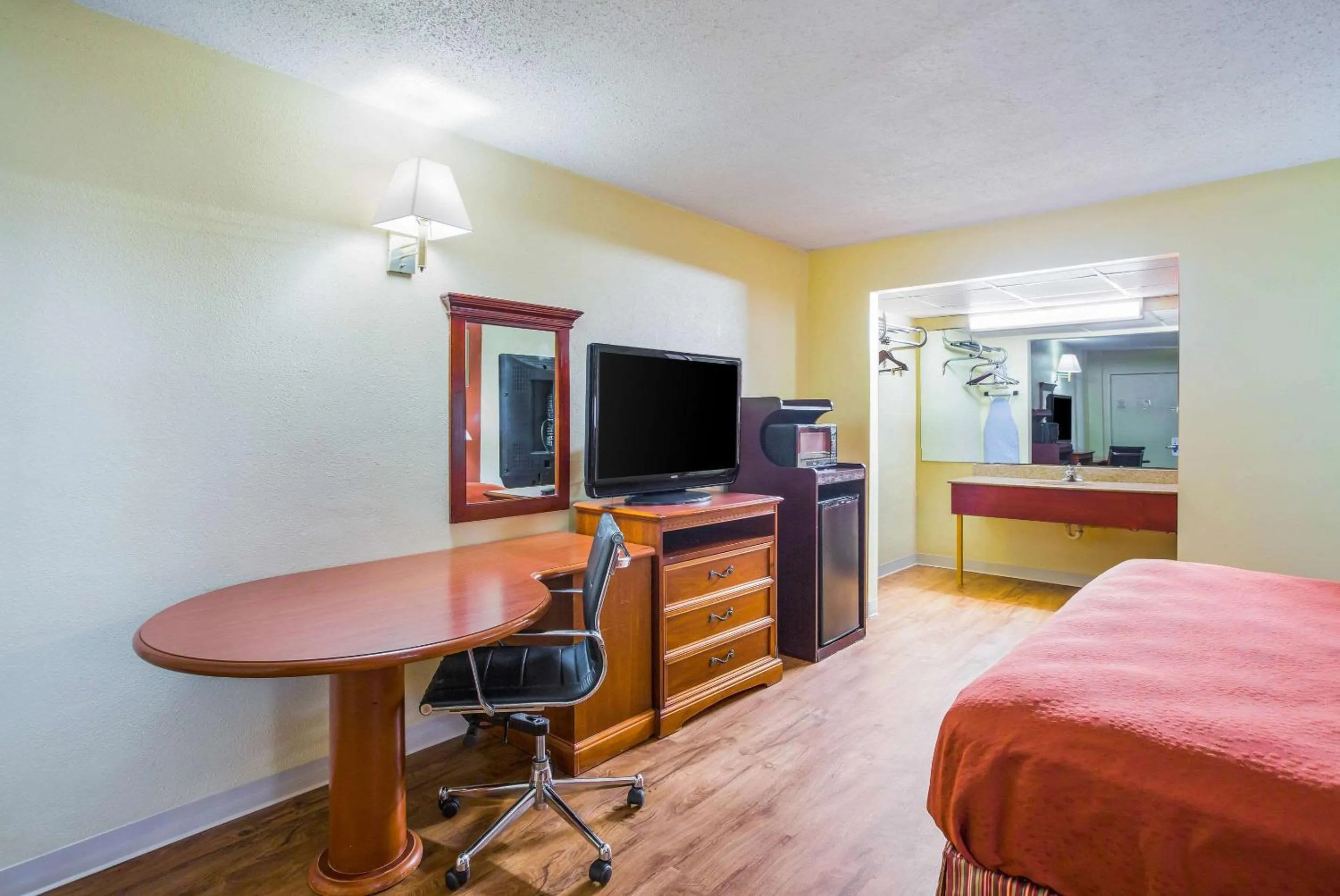 Photo of the whole room, Bed in Rodeway Inn