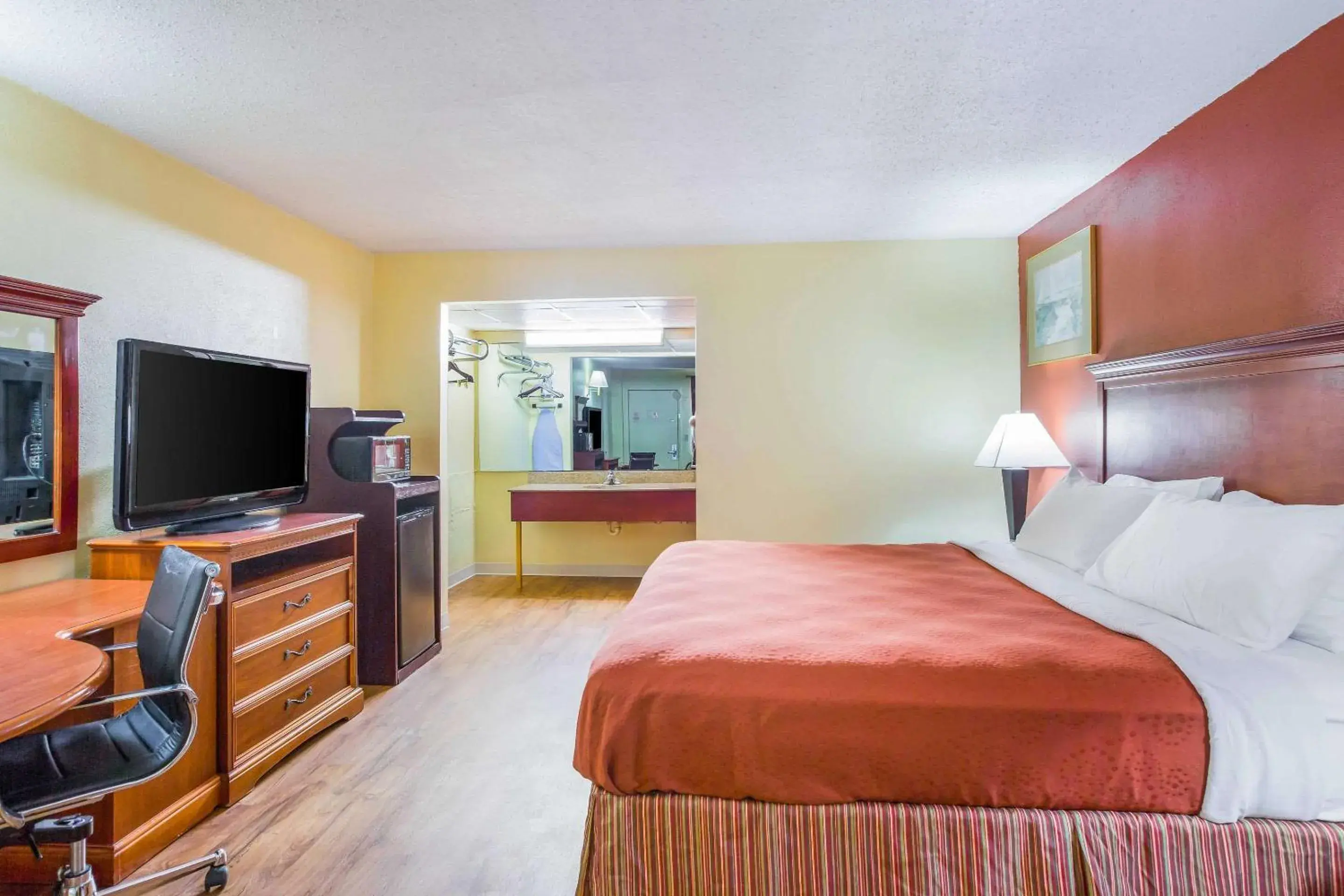 Photo of the whole room, Bed in Rodeway Inn Photo of the whole room, Bed in Rodeway Inn