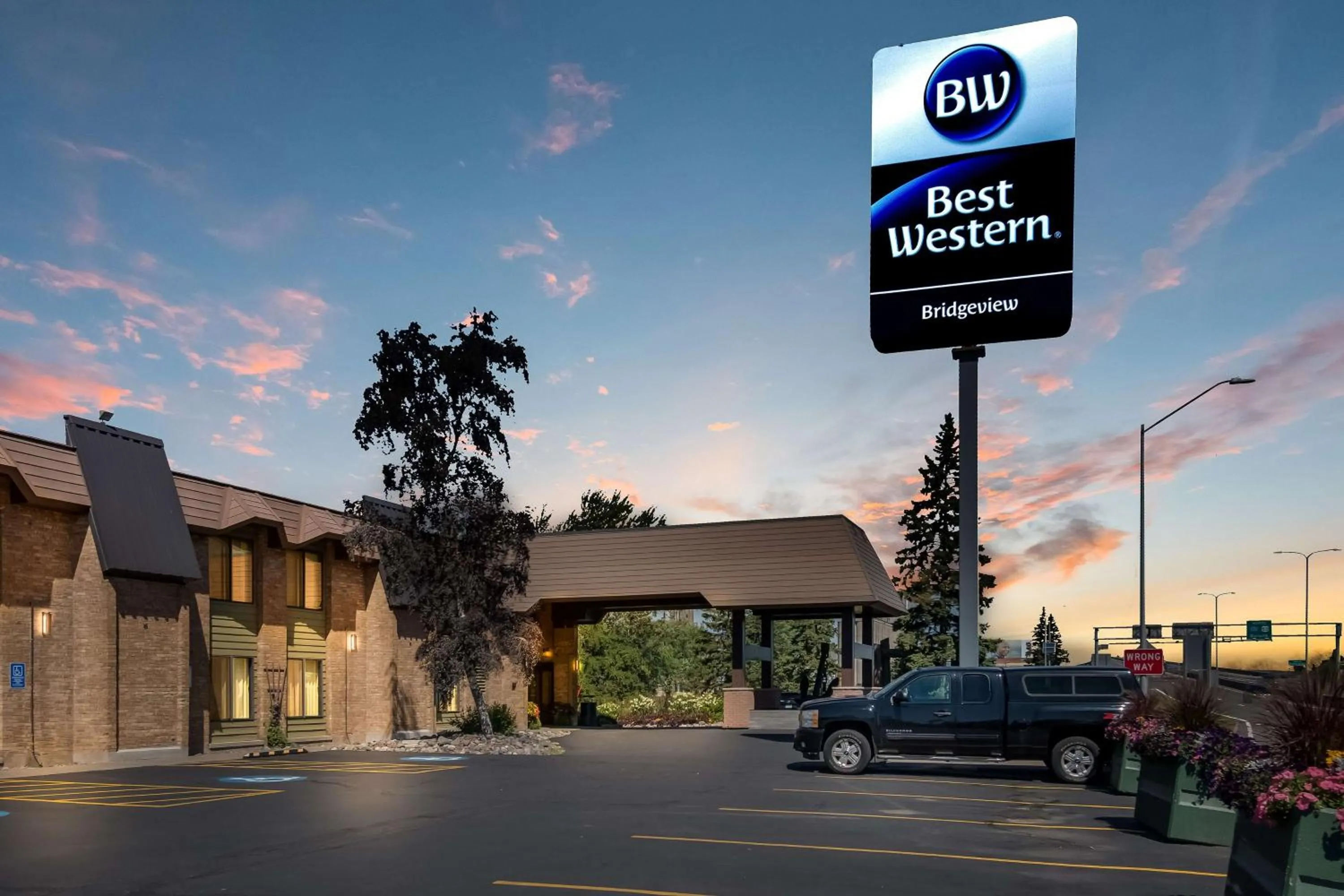 Property building in Best Western Bridgeview Hotel
