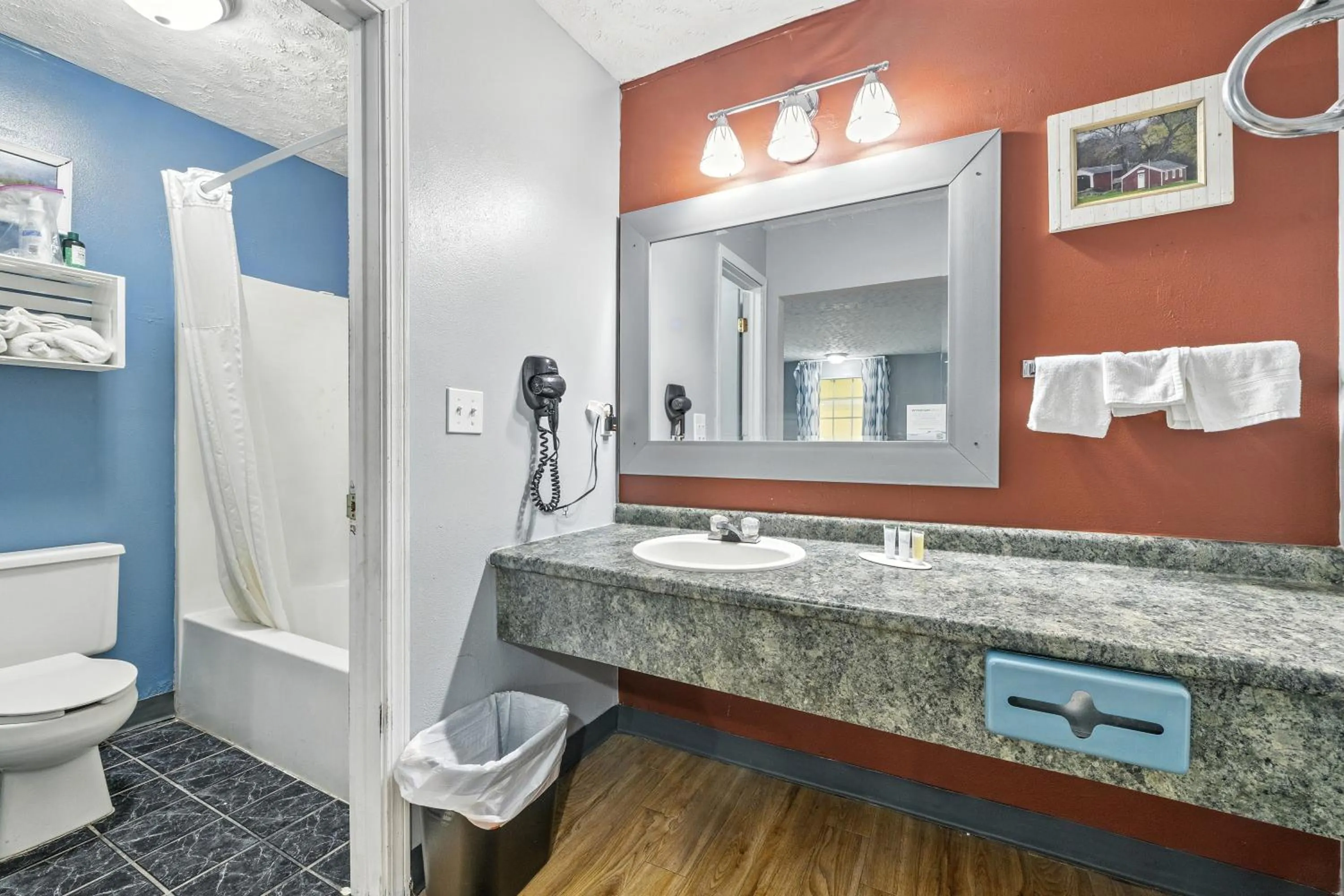 Days Inn & Suites by Wyndham Terre Haute