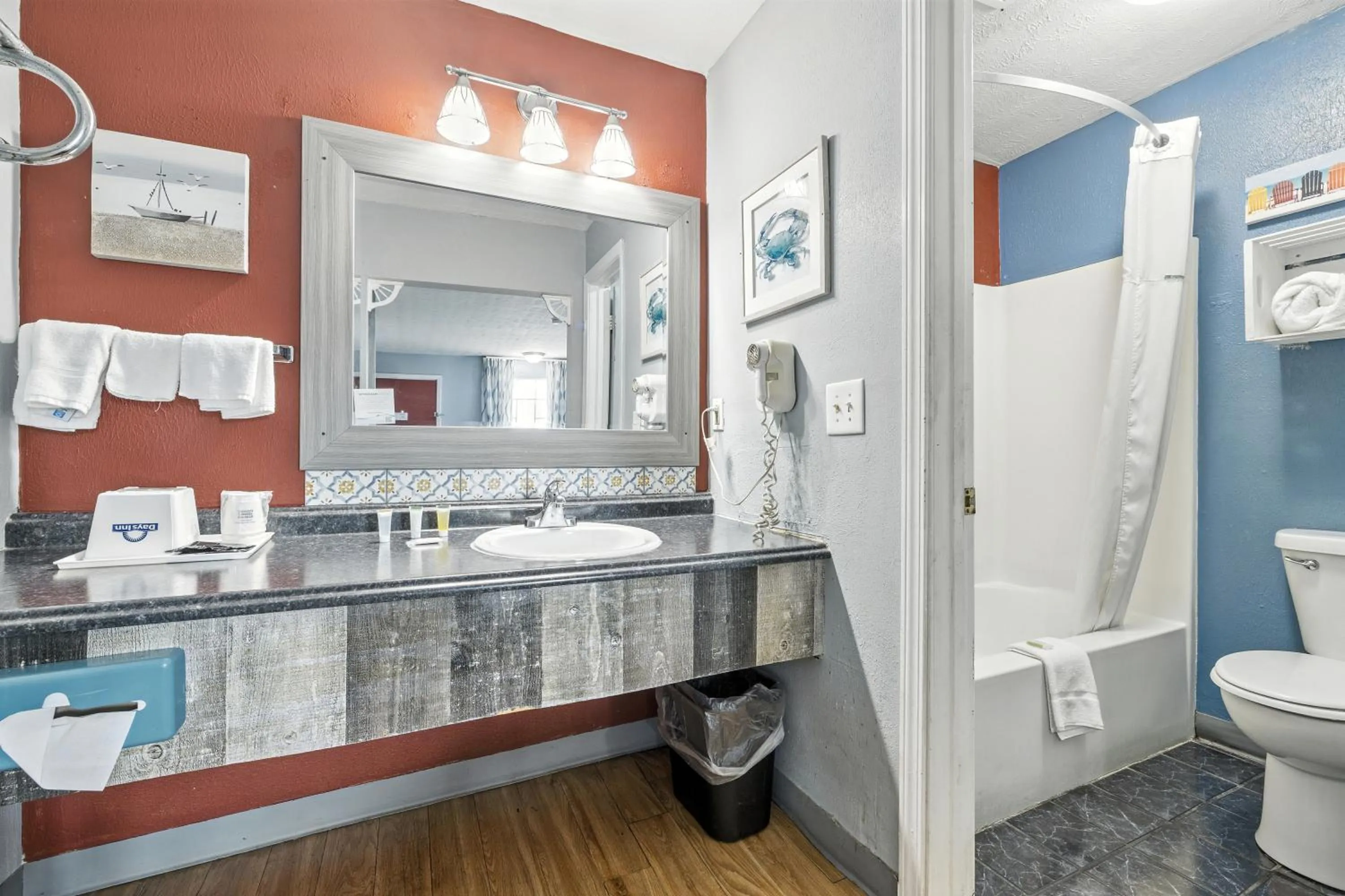 Days Inn & Suites by Wyndham Terre Haute