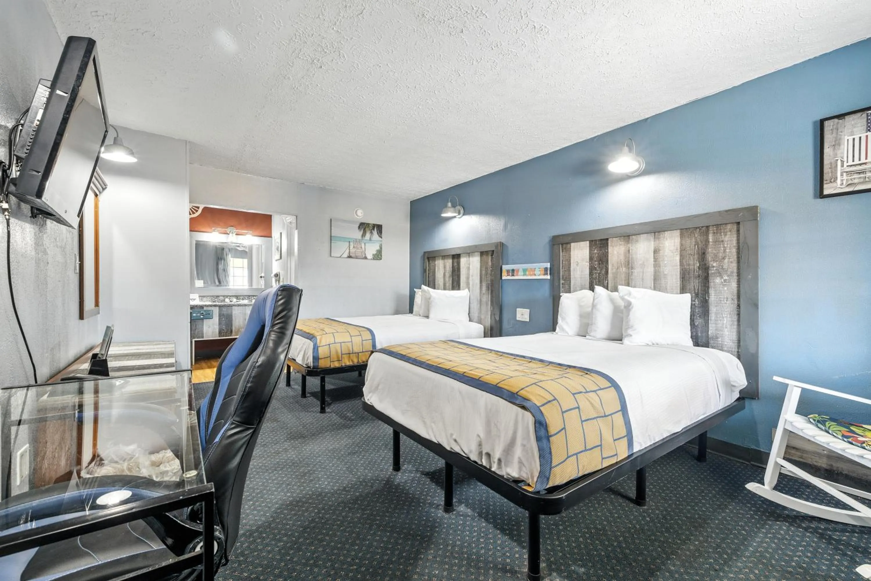 Bed in Days Inn & Suites by Wyndham Terre Haute