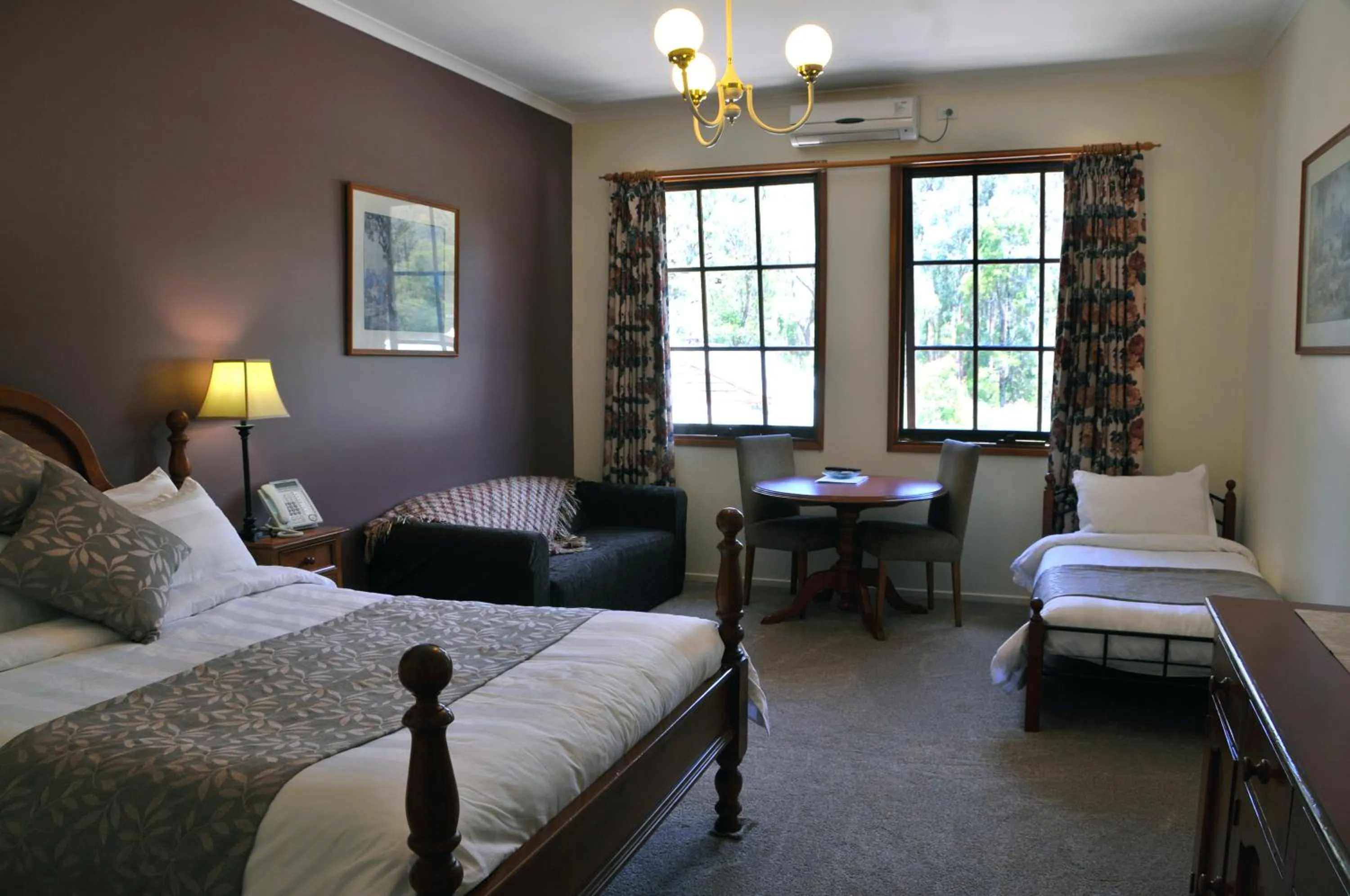 Premier Queen Room in Black Spur Inn