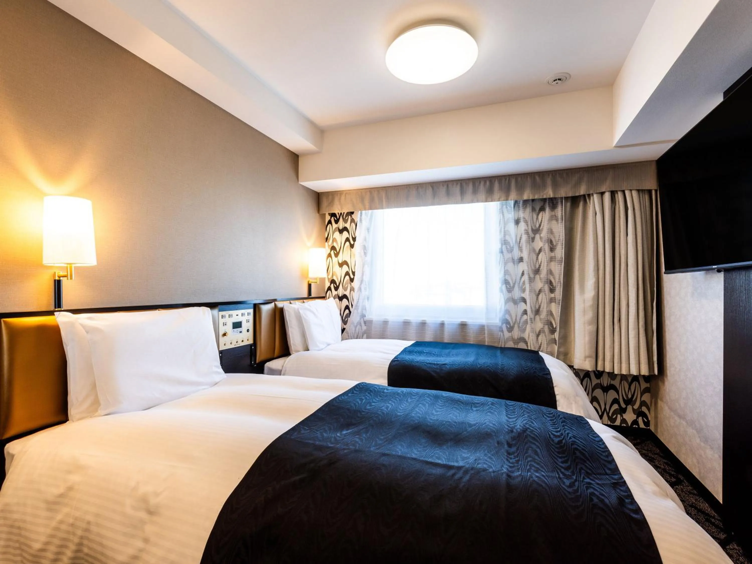 Photo of the whole room, Bed in APA Hotel Tokyo Nishikasai Ekimae