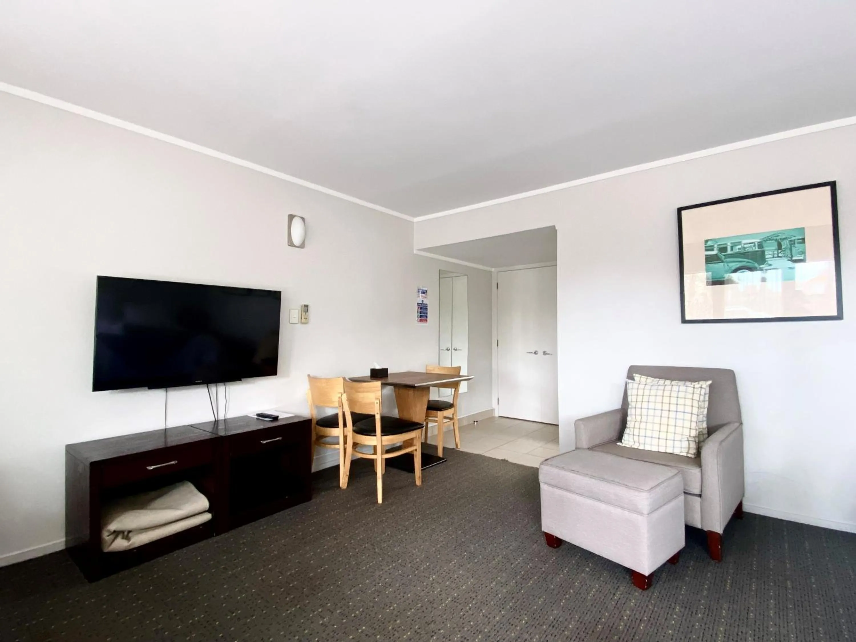 Communal lounge/ TV room in Anzac Court Motel